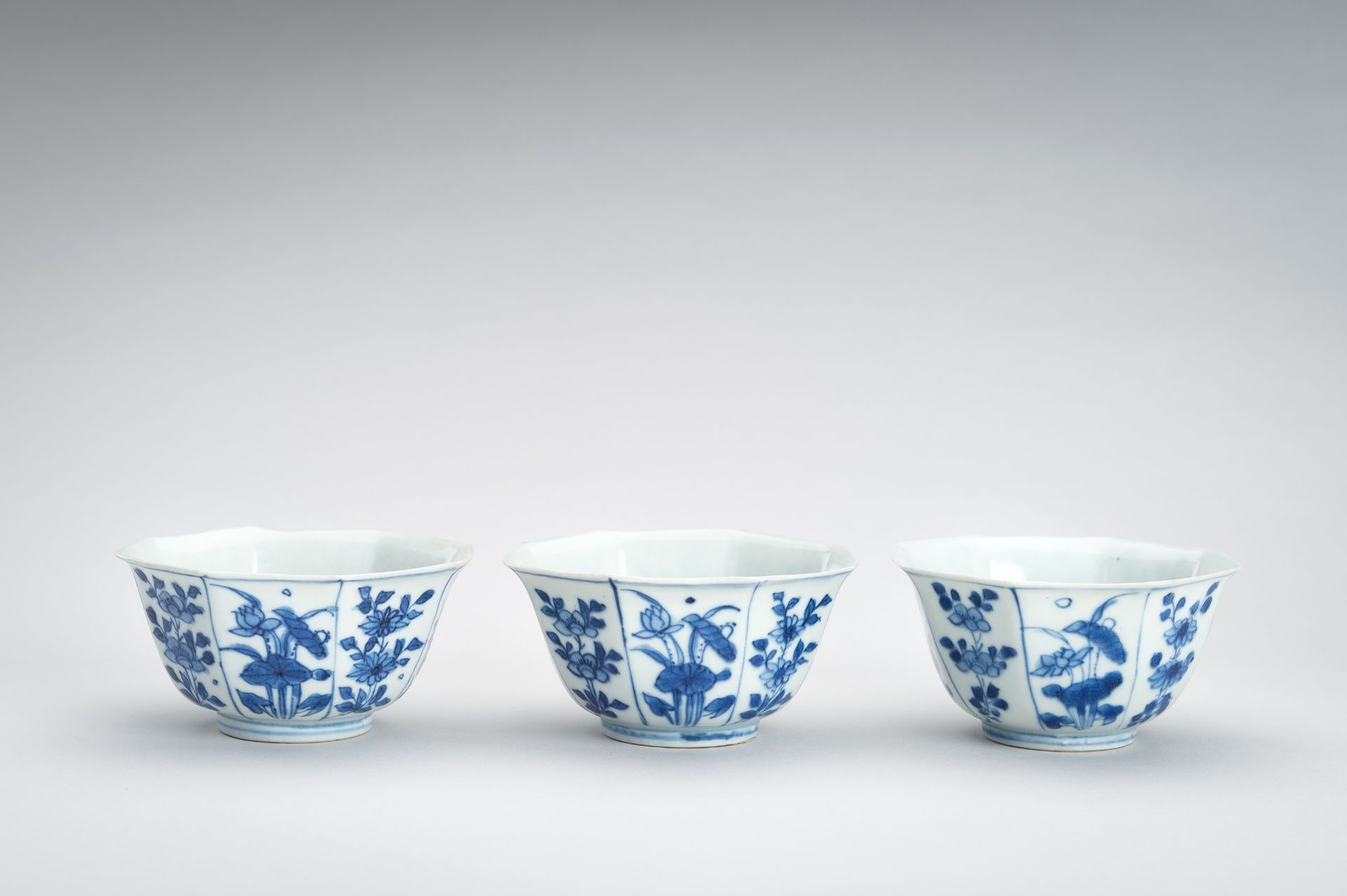 A BLUE AND WHITE PORCELAIN GROUP OF 14 CUPS AND 6 BOWLS, 'HATCHER CARGO' - Bild 4 aus 19