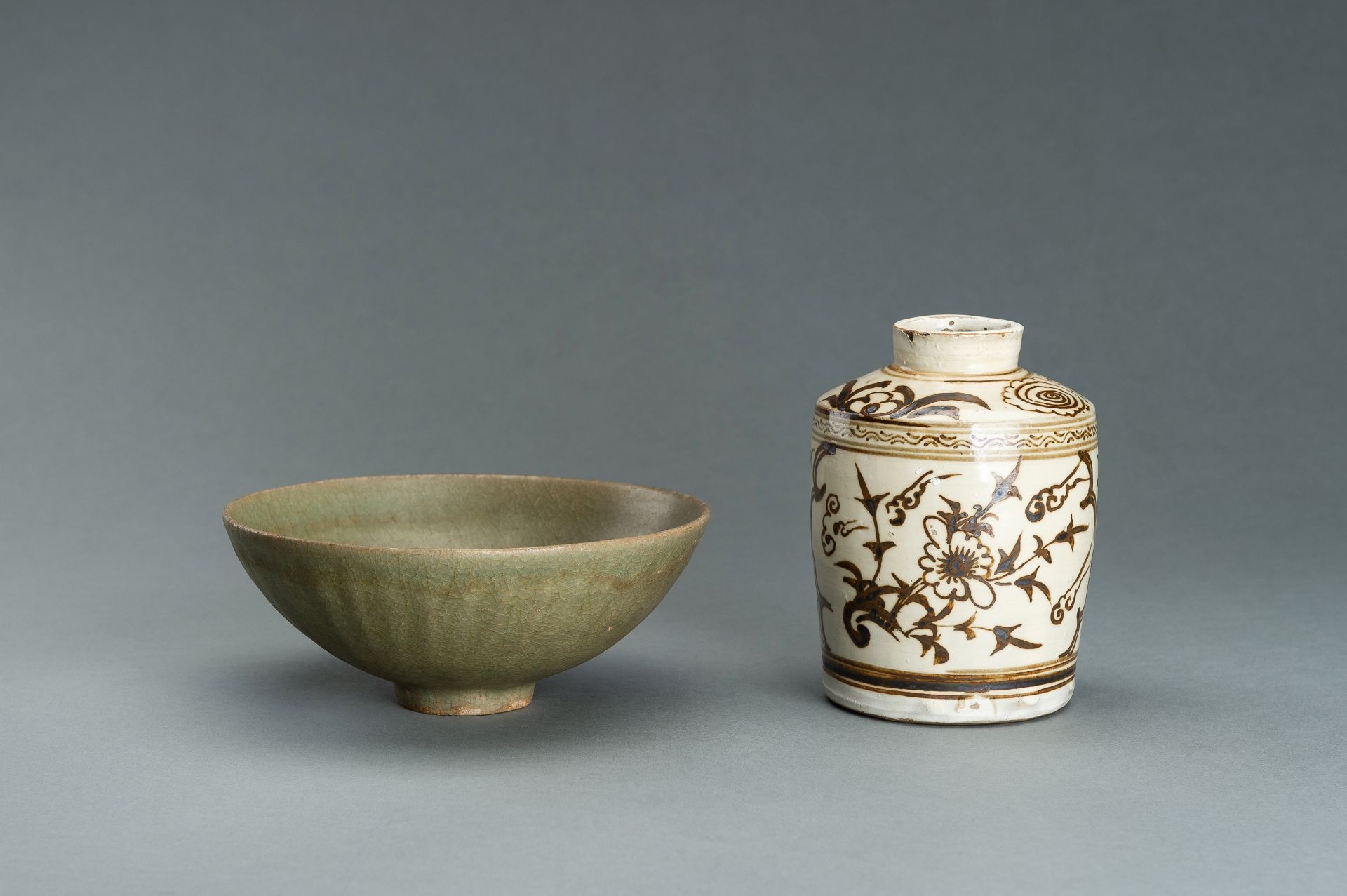 A LOT WITH TWO CERAMIC VESSELS - Image 2 of 20