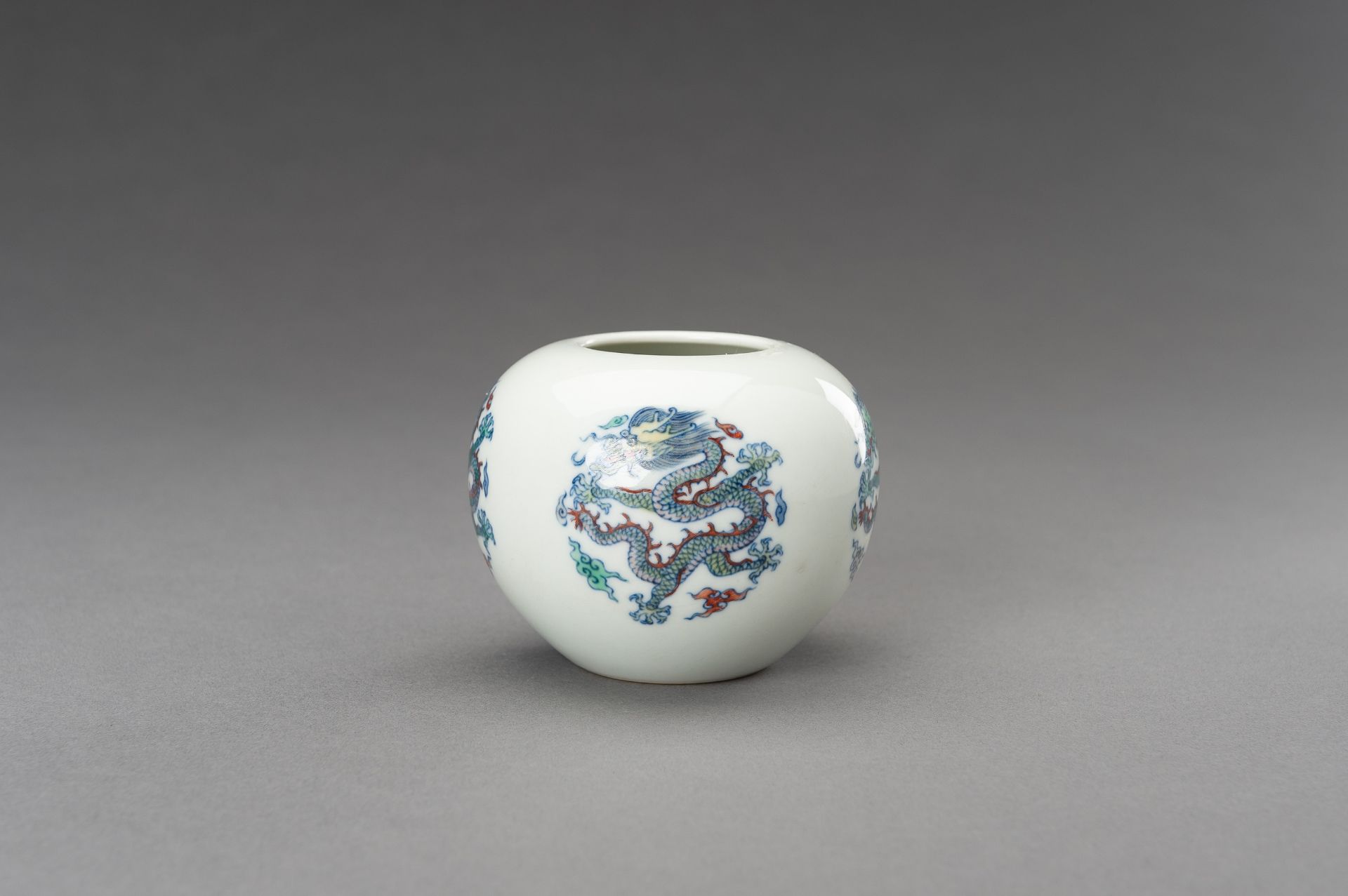 A DOUCAI 'DRAGON' PORCELAIN BRUSHWASHER, 1930s - Image 3 of 12