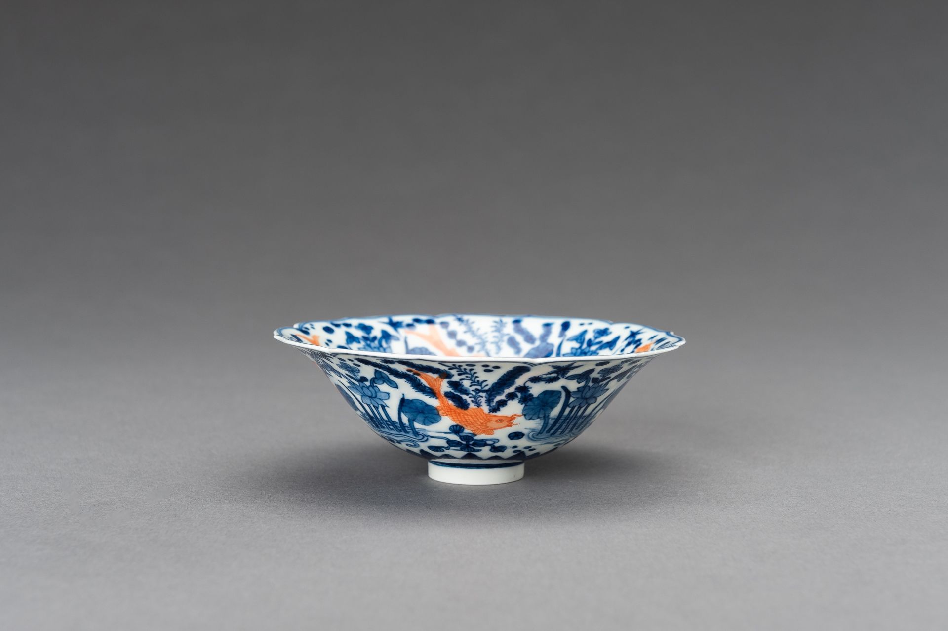 A FINE BLUE AND WHITE 'GOLDFISH' PORCELAIN BOWL, c. 1920s - Bild 6 aus 15