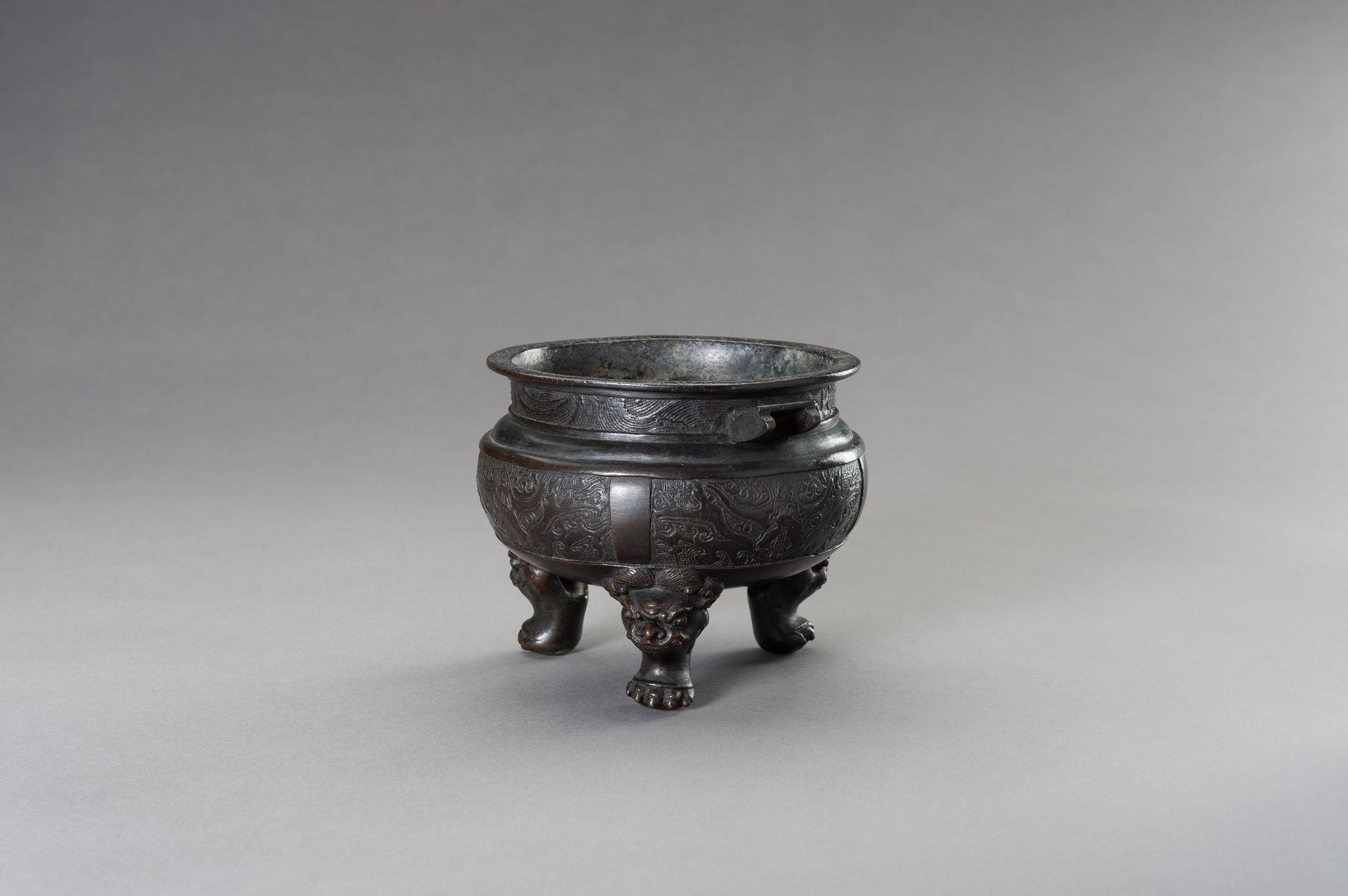 AN ARCHAISTIC MING-STYLE BRONZE TRIPOD CENSER - Image 5 of 9