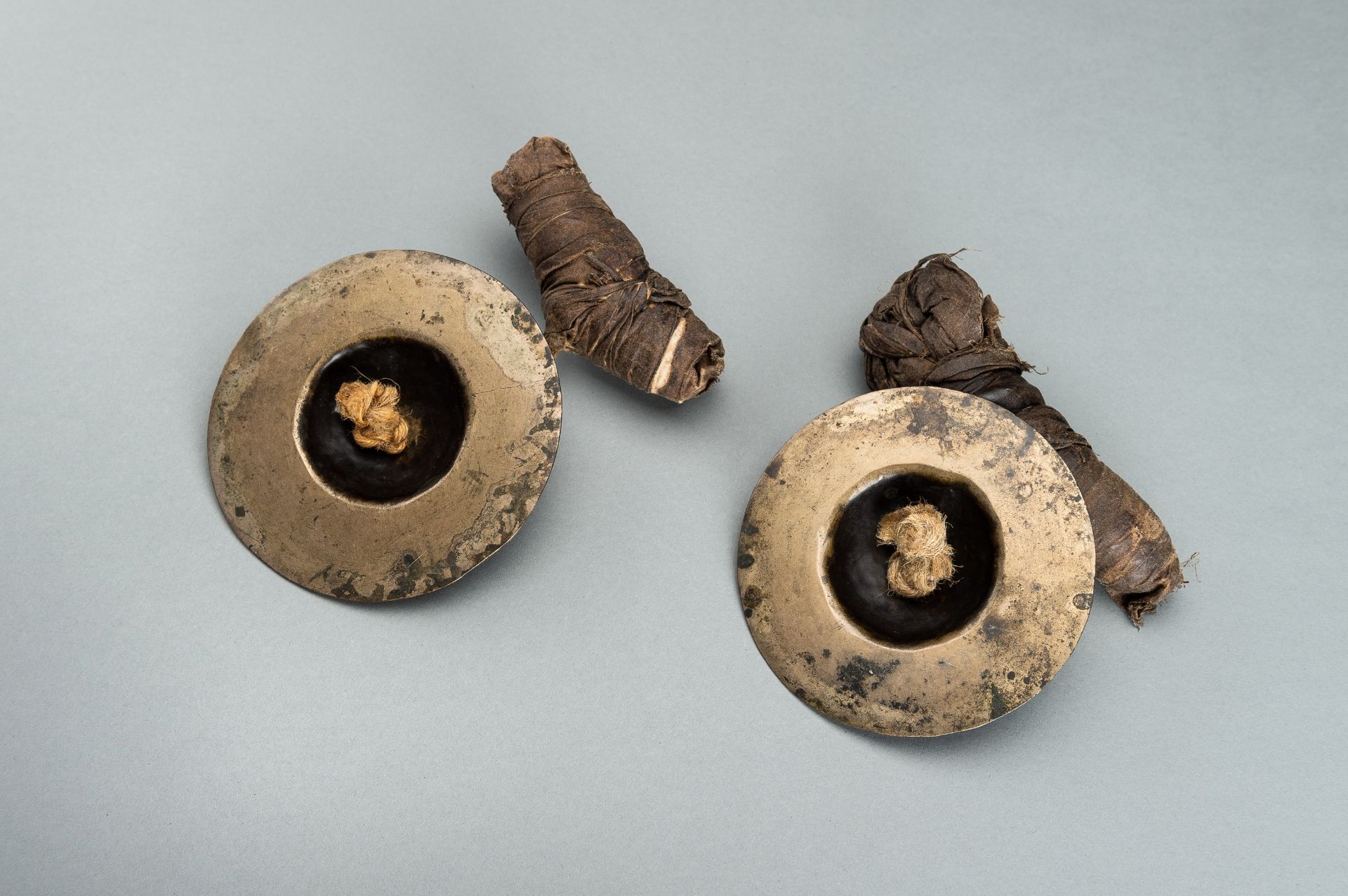 A RARE PAIR OF BRONZE CYMBALS, 19th CENTURY - Image 8 of 10