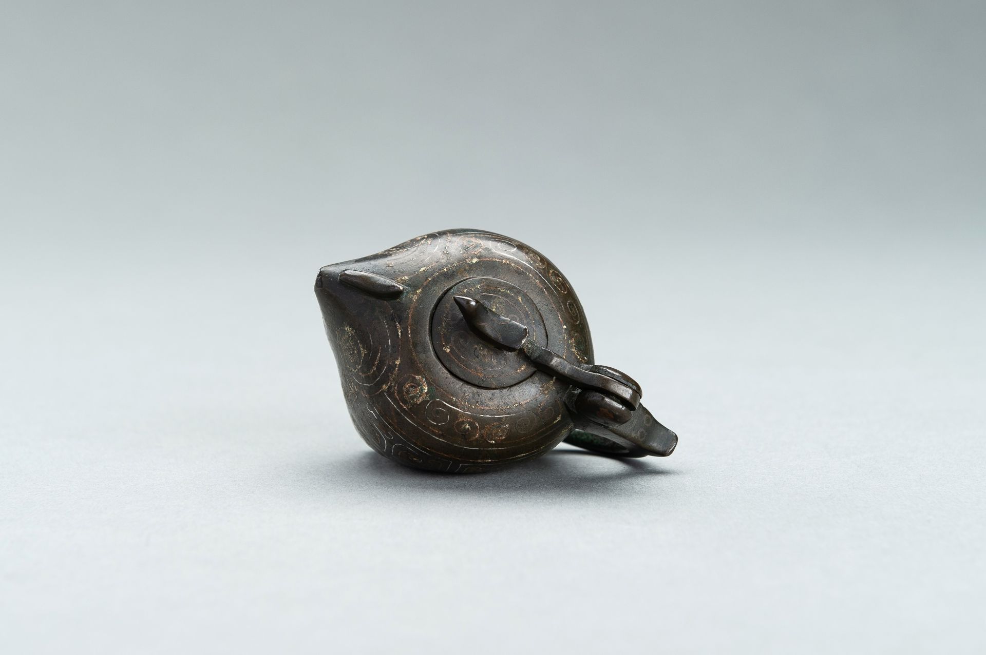 A SMALL COPPER AND SILVER INLAID BRONZE POURING TRIPOD VESSEL IN THE FORM OF AN ANIMAL, 17TH CENTURY - Image 9 of 11