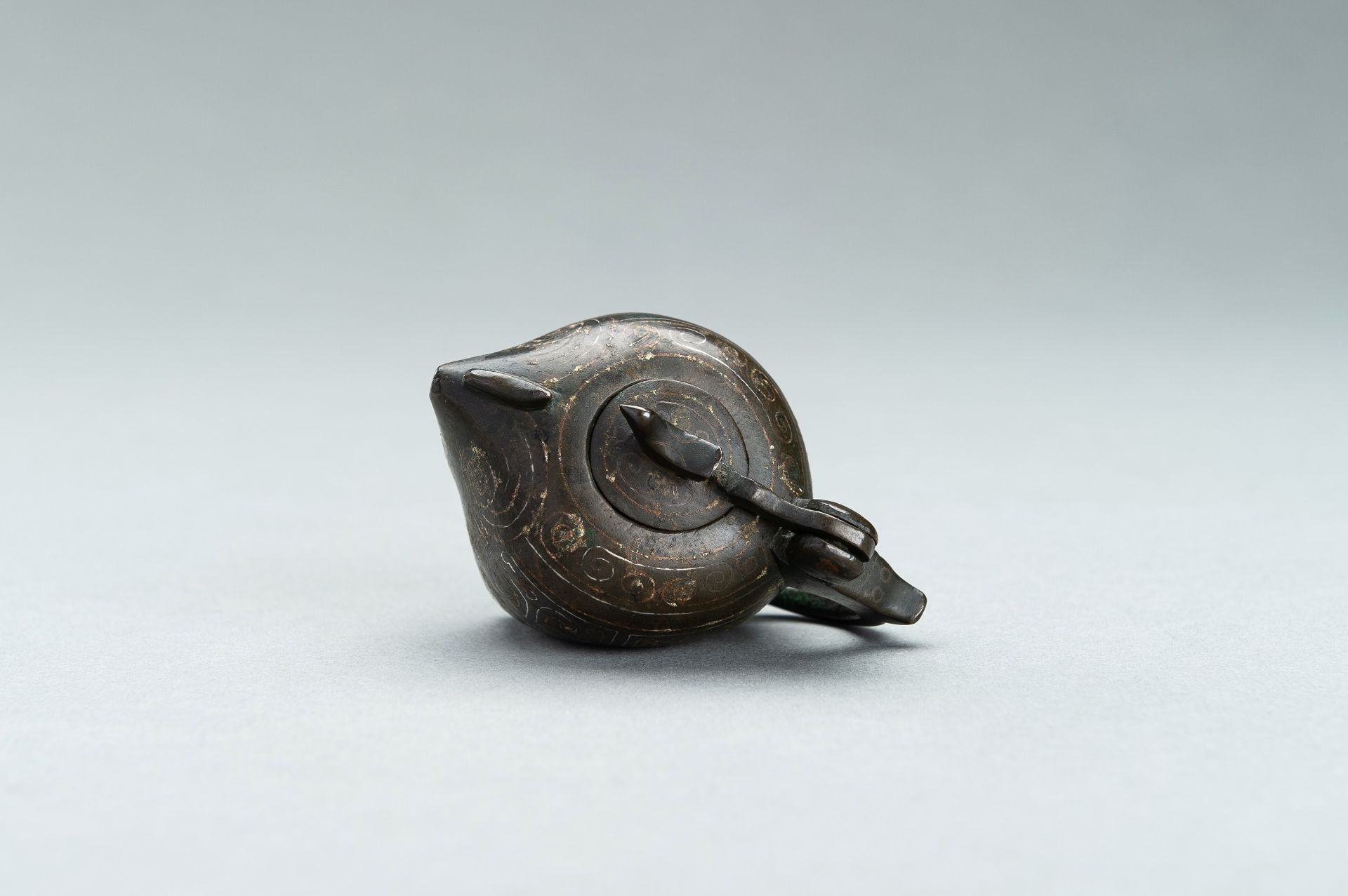 A SMALL COPPER AND SILVER INLAID BRONZE POURING TRIPOD VESSEL IN THE FORM OF AN ANIMAL, 17TH CENTURY - Bild 9 aus 11