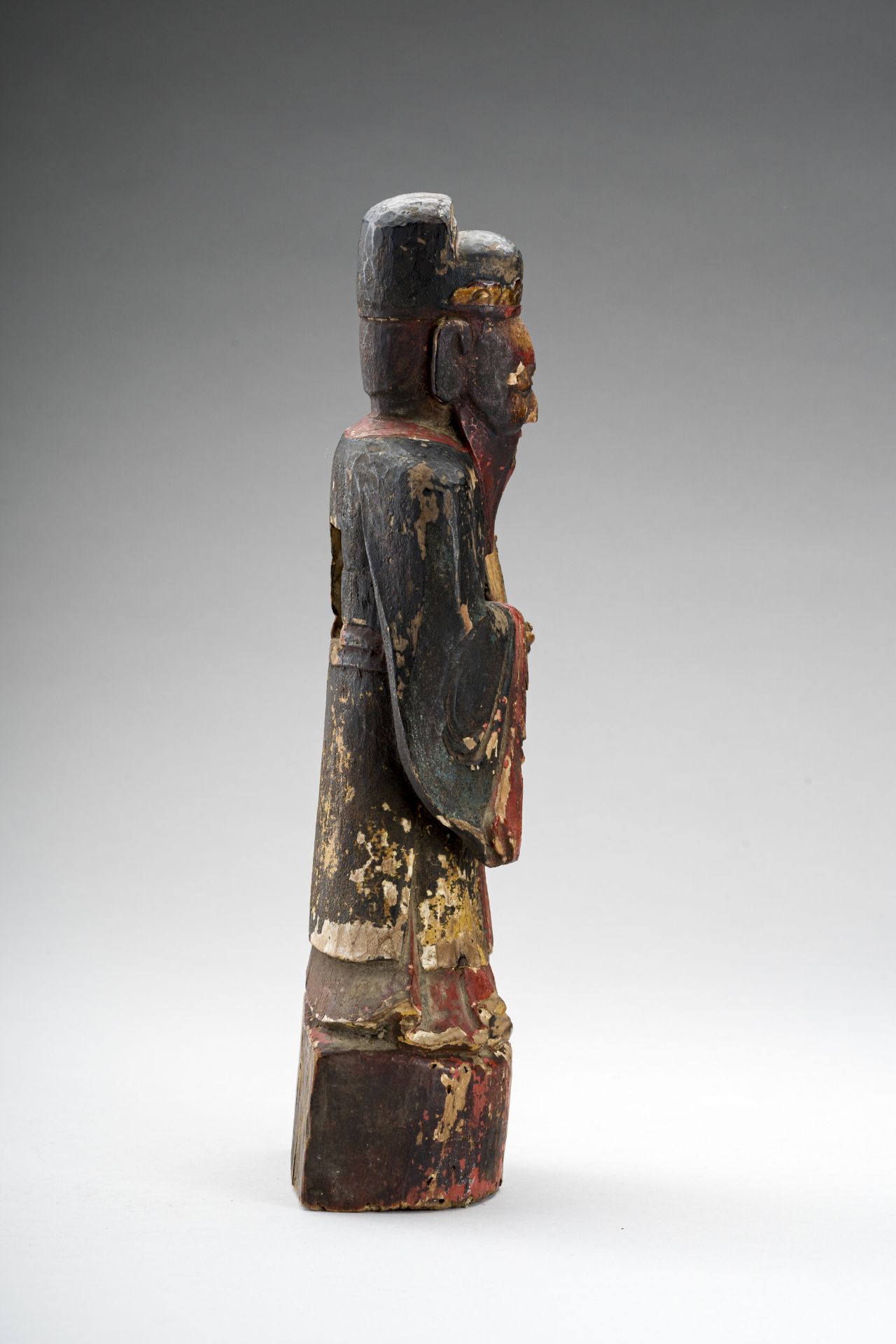 A LACQUERED WOOD FIGURE OF A DIGNITARY, EARLY QING - Image 5 of 7