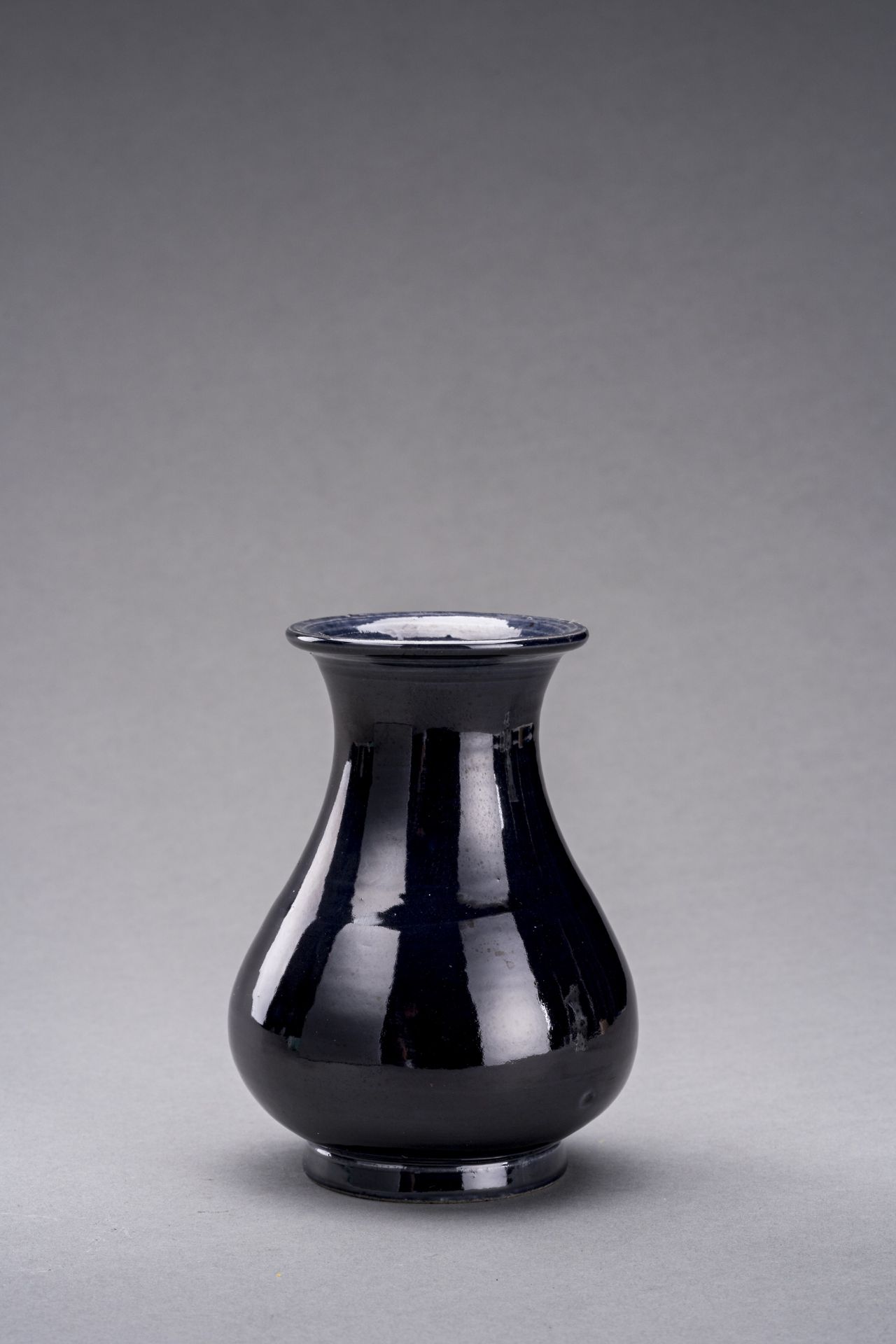 AN AUBERGINE GLAZED BOTTLE VASE, QING DYNASTY - Image 4 of 6