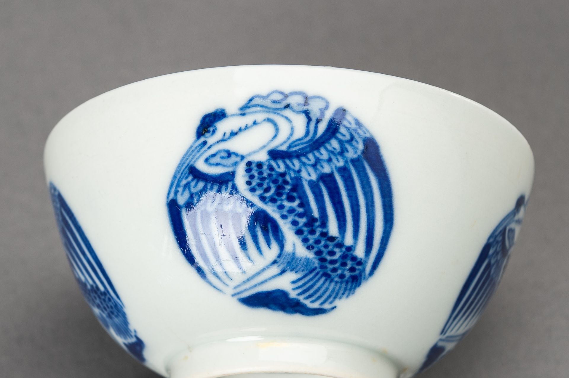 A BLUE AND WHITE 'PHOENIX MEDALLIONS' PORCELAIN BOWL, c. 1930s - Image 3 of 12