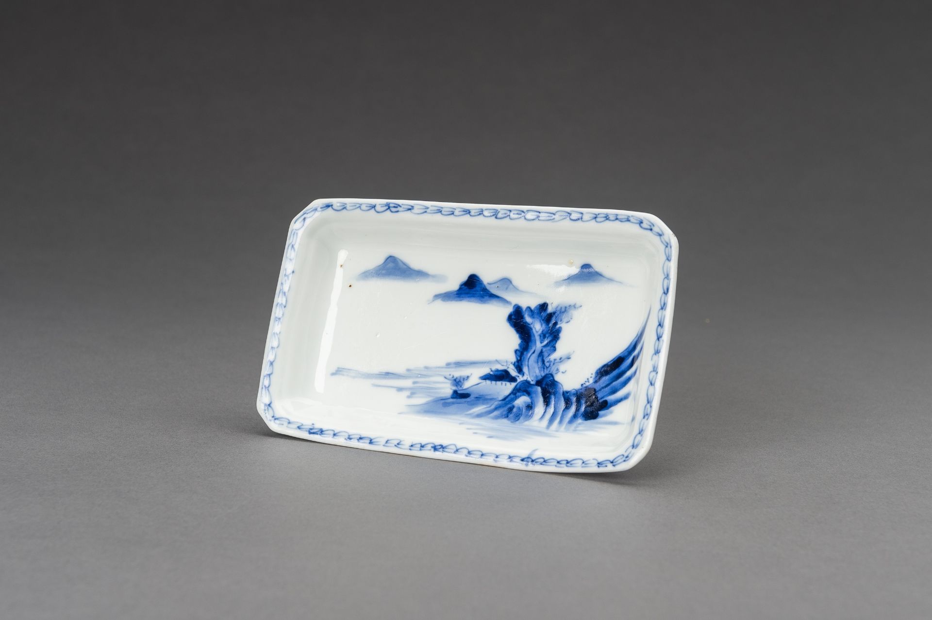 A SMALL BLUE AND WHITE 'MOUNTAIN AND RIVER' PORCELAIN TRAY, 19th CENTURY - Image 6 of 10