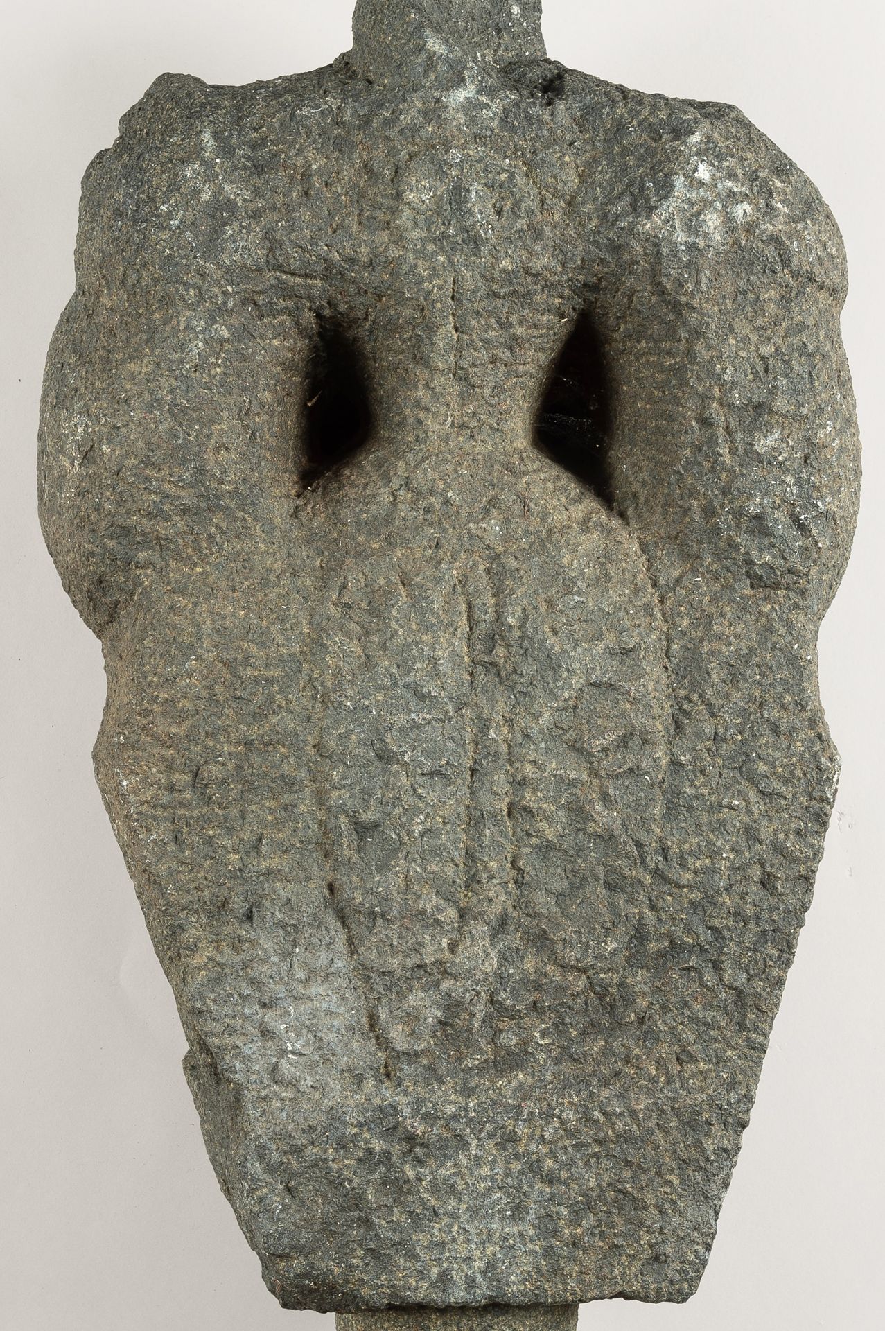 A LARGE INDIAN STONE STATUE OF A DEITY - Image 10 of 11