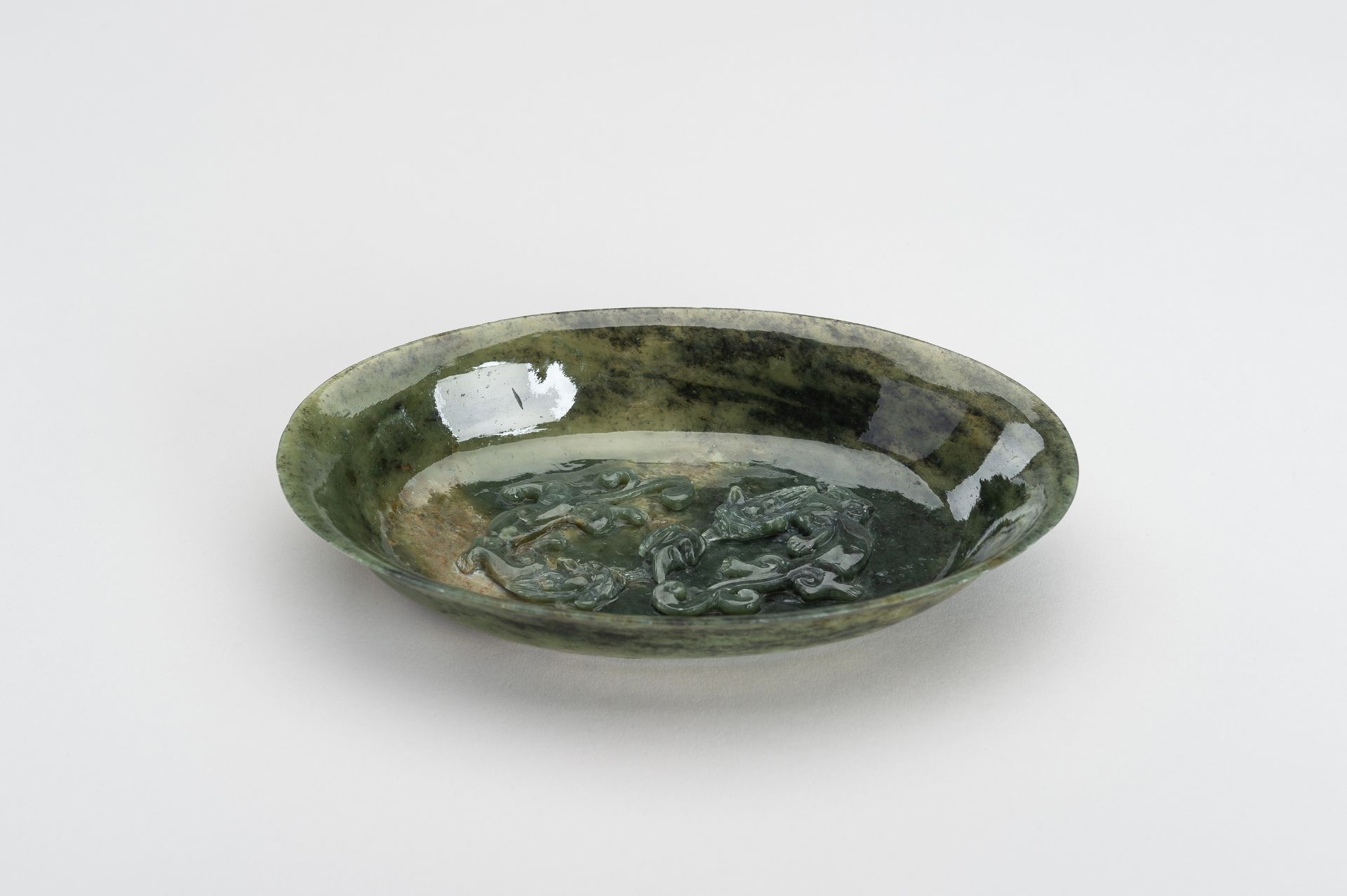 A MOTTLED GREEN JADE 'CHILONG' BOWL, c. 1920s - Image 2 of 10