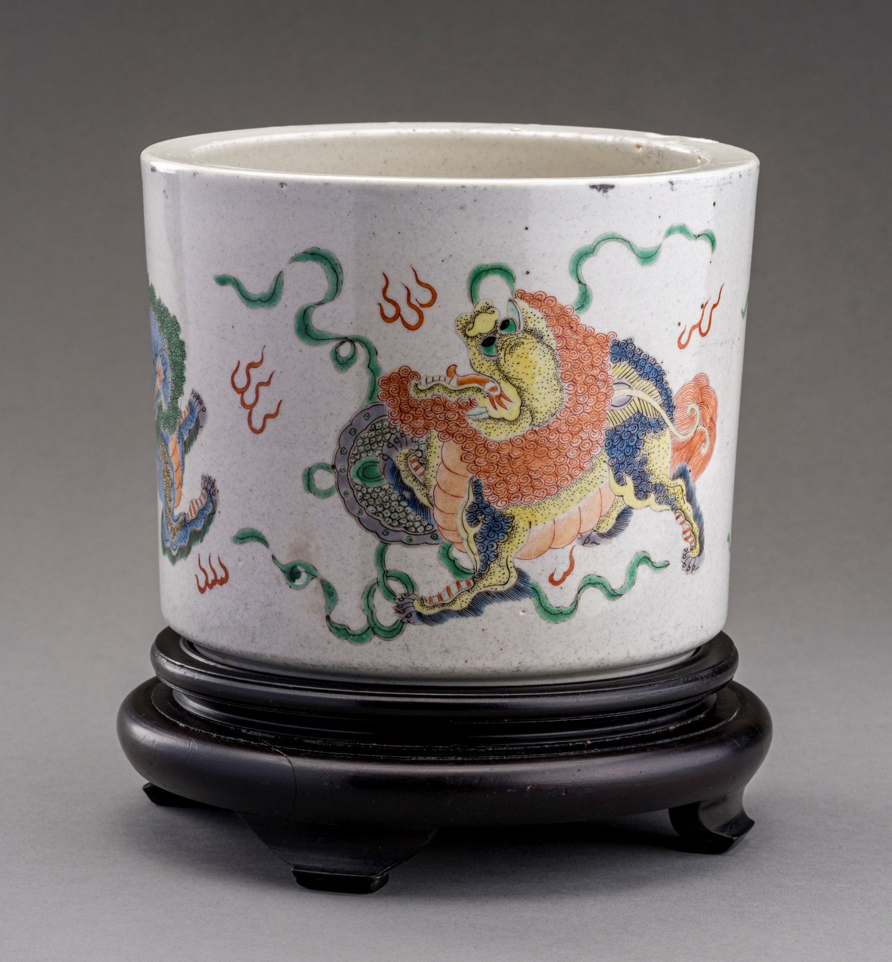 A FAMILLE VERTE 'BUDDHIST LION' PORCELAIN BRUSHPOT, BITONG, c. 1920s