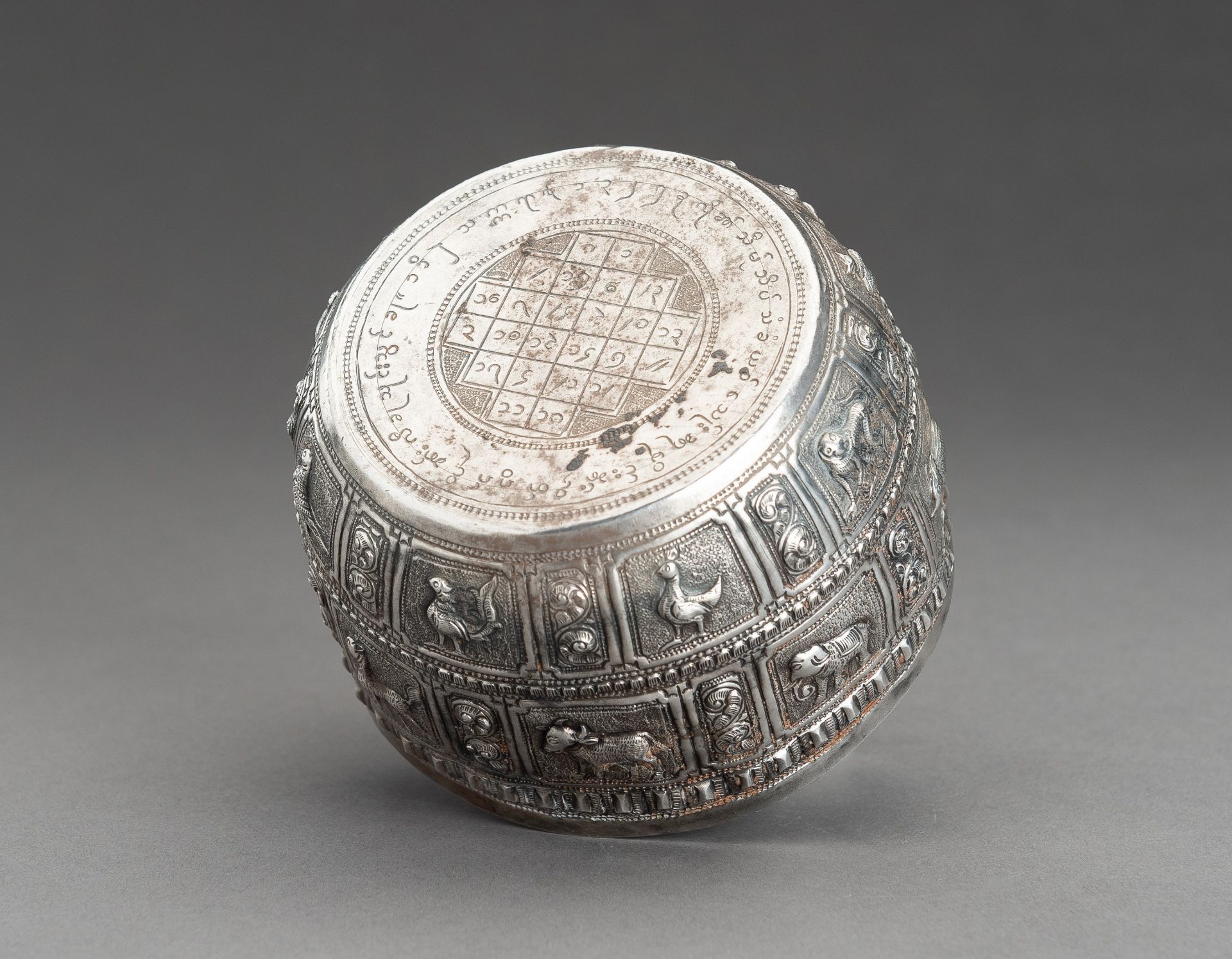 AN EMBOSSED SILVER BOWL WITH ANIMAL RELIEF - Bild 2 aus 12