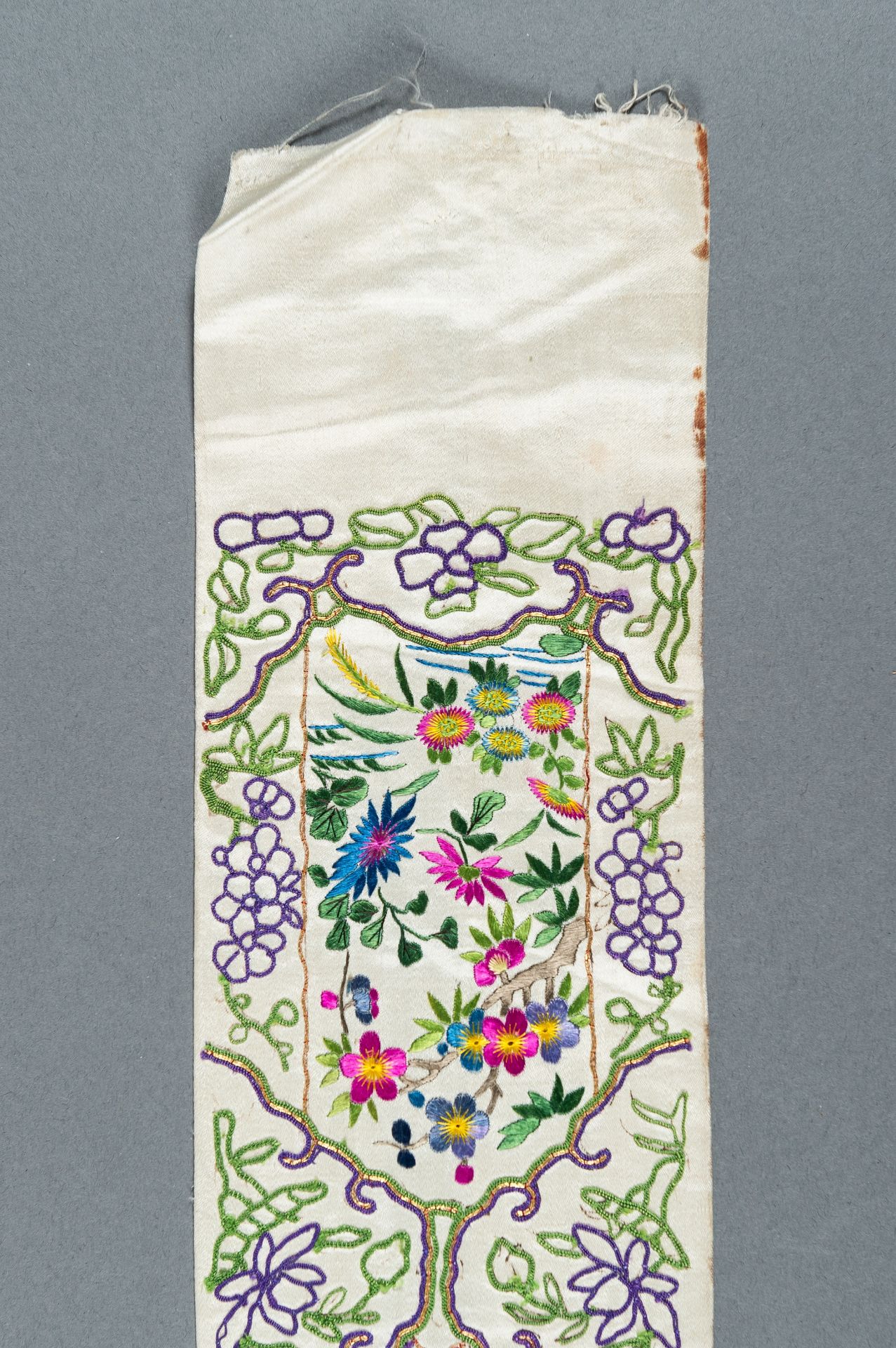 A PAIR OF FLORAL SILK SLEEVE BANDS, QING - Bild 9 aus 12