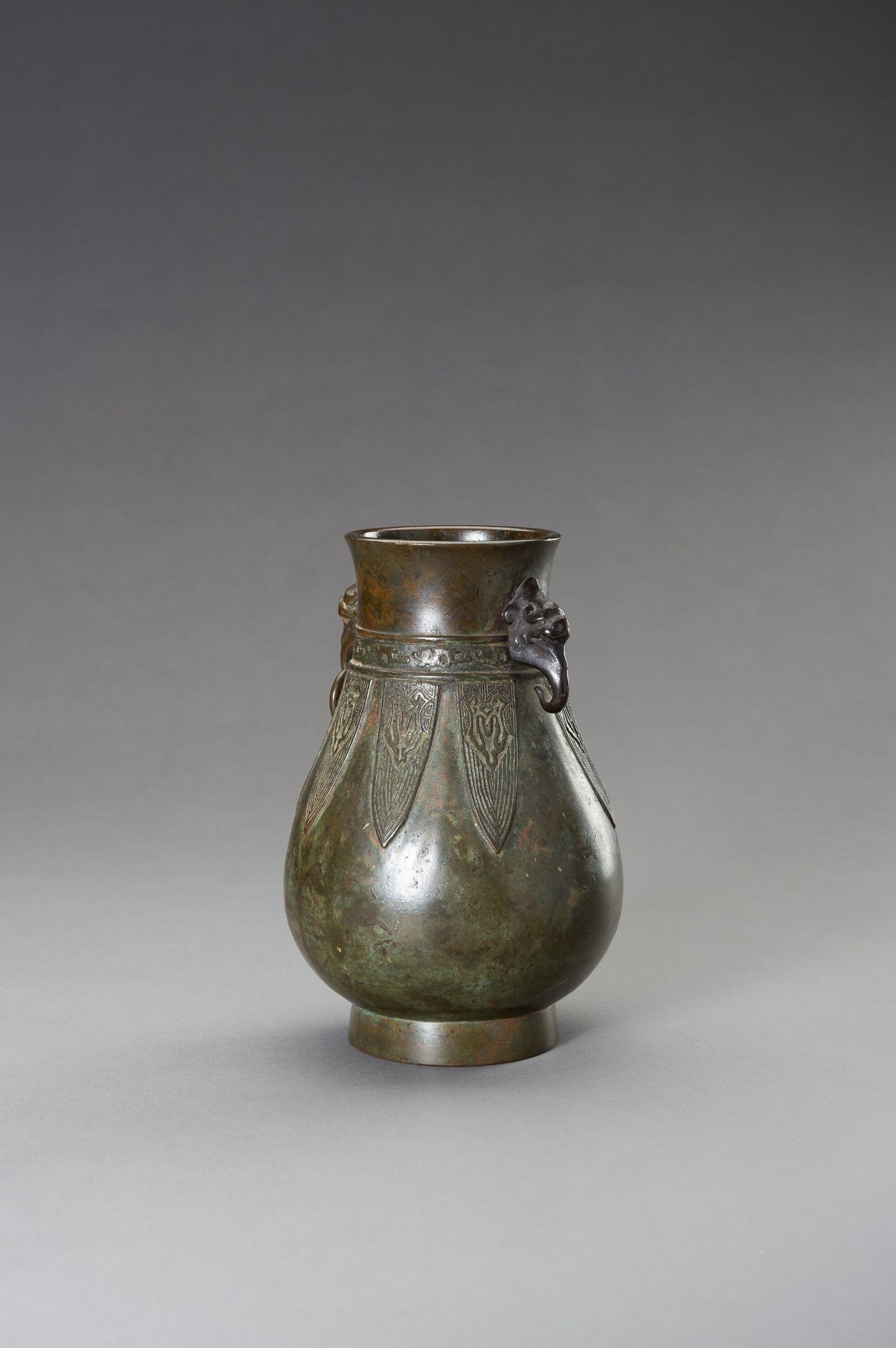 AN ARCHAISTIC BRONZE VASE - Image 7 of 9