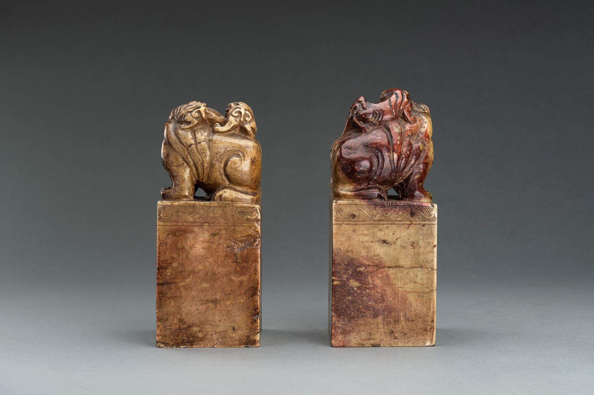 A LARGE PAIR OF 'BUDDHIST LIONS' SOAPSTONE SEALS - Image 16 of 22