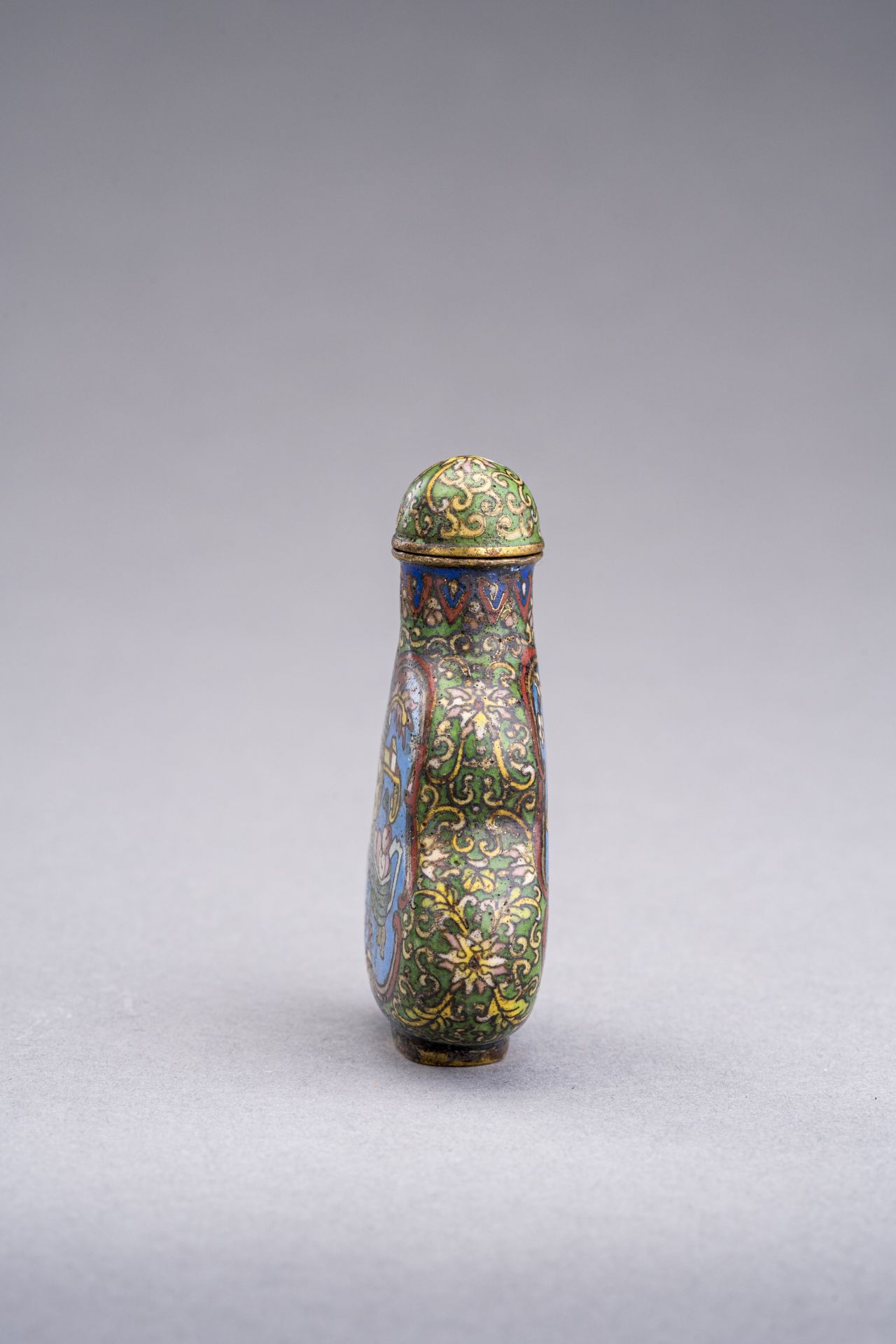 A DOUBLE-GOURD CLOISSONNE SNUFF BOTTLE, QING DYNASTY - Image 4 of 6