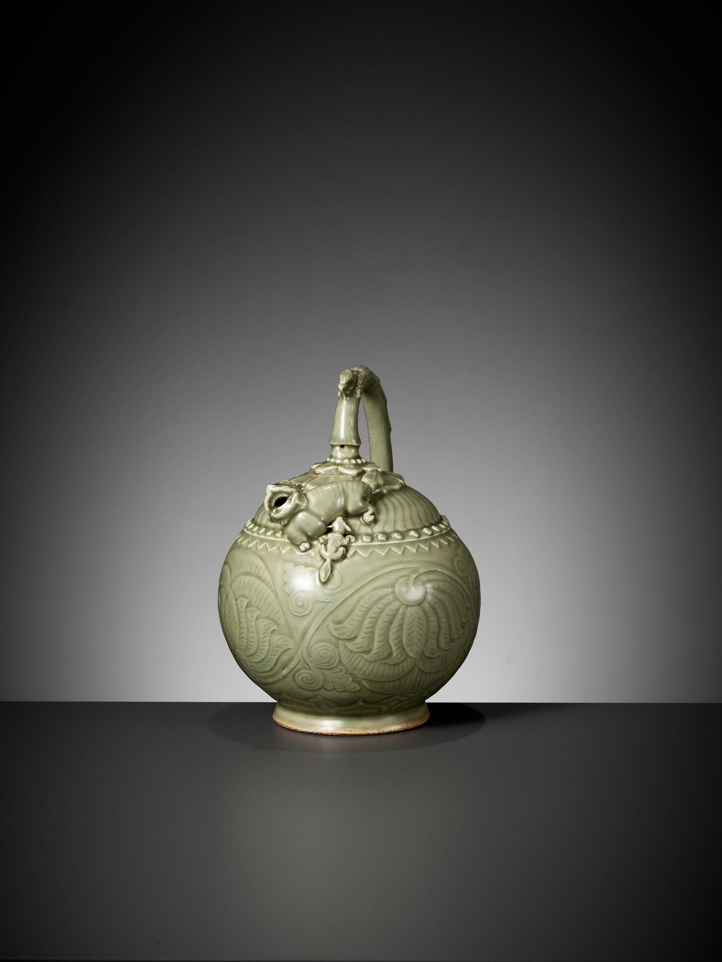 A CELADON GLAZED 'SURPRISE' EWER WITH A 'LION' SPOUT, QING DYNASTY - Bild 9 aus 13