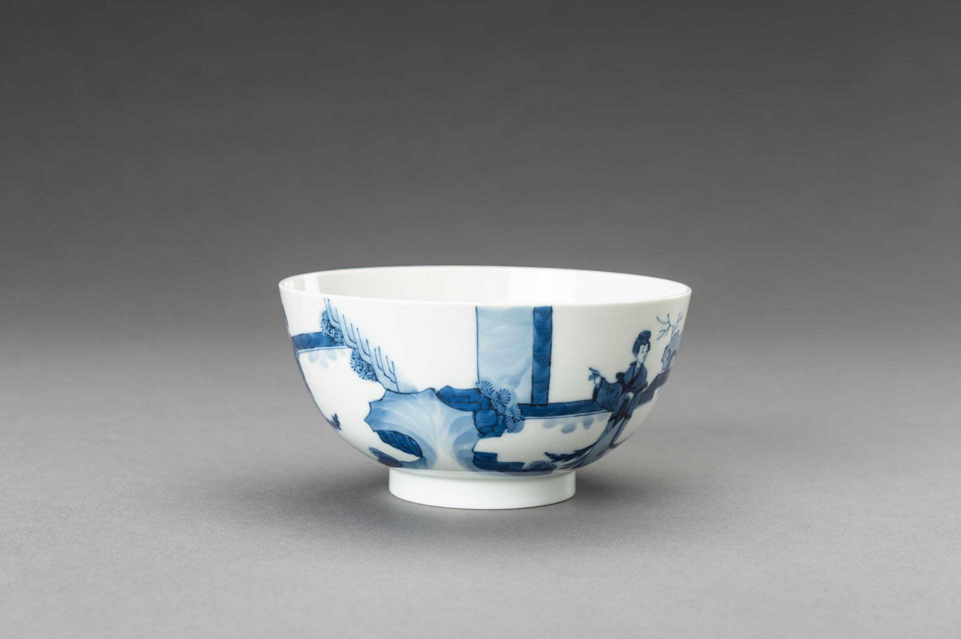 A KANGXI STYLE BLUE AND WHITE 'LADIES IN PALACE' PORCELAIN BOWL, 1920s - Image 3 of 14