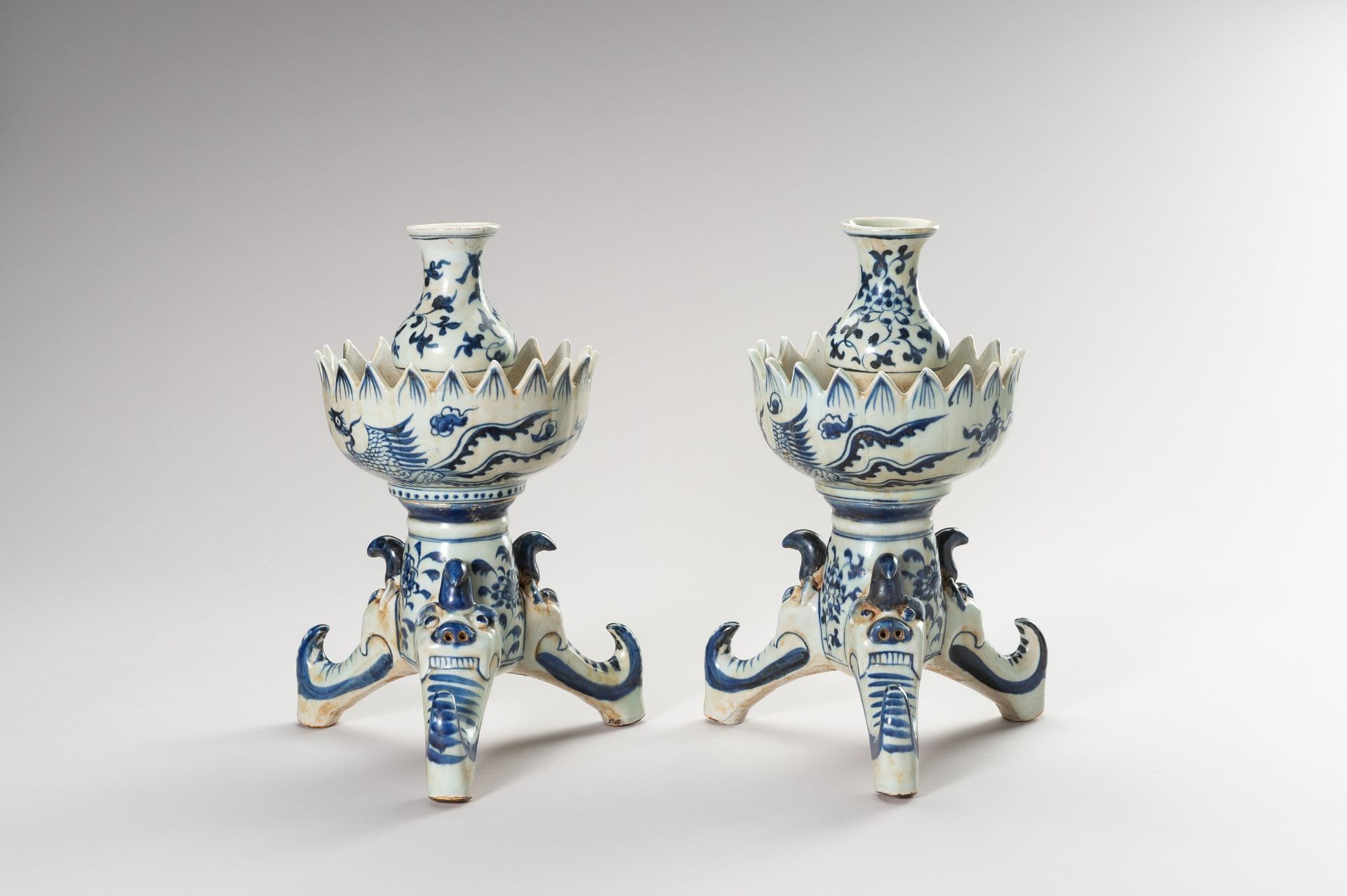 A PAIR OF MING STYLE BLUE AND WHITE CANDLE HOLDERS - Image 3 of 8