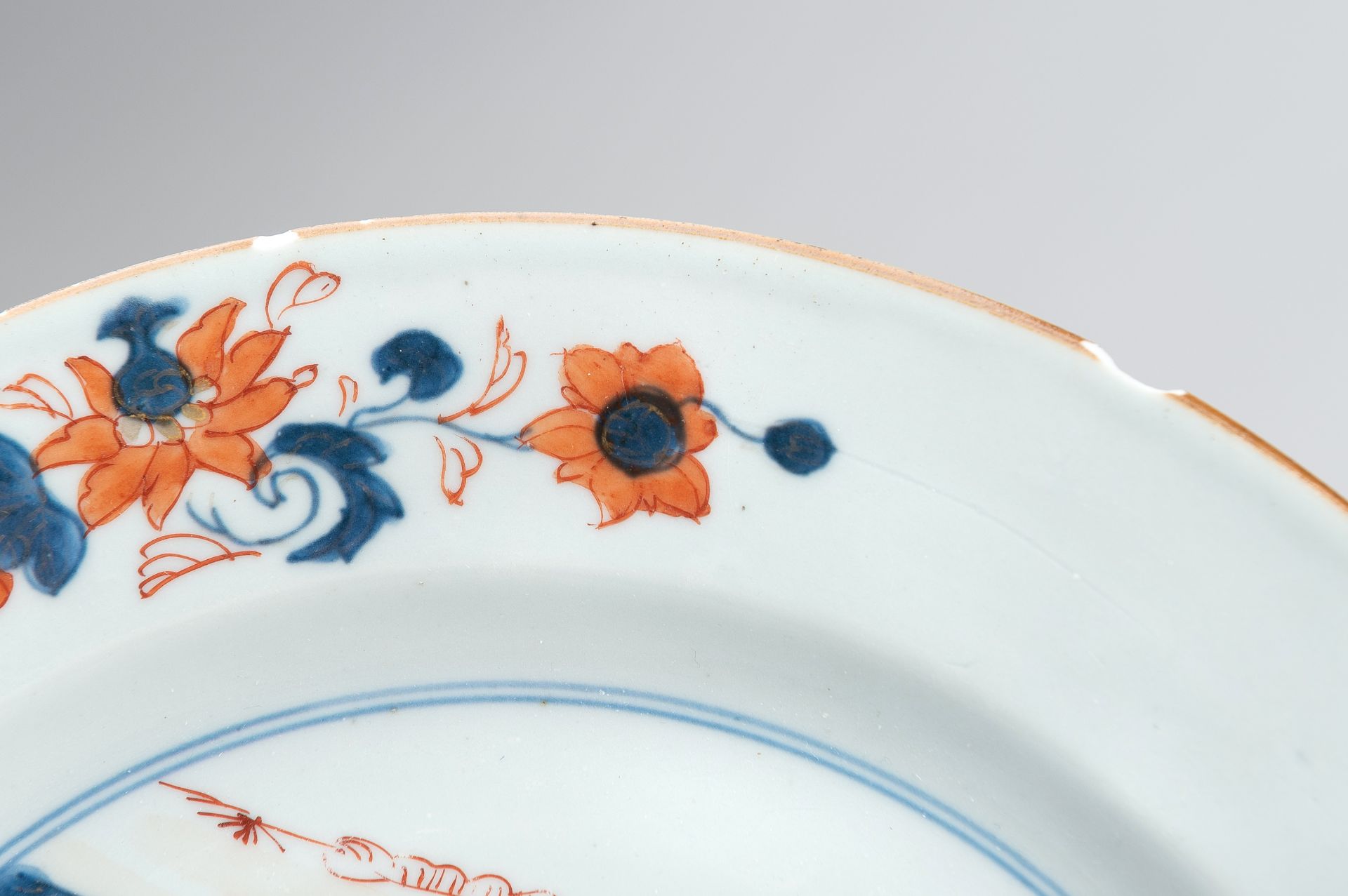 A LOT WITH TWO IMARI PORCELAIN DISHES - Image 10 of 15