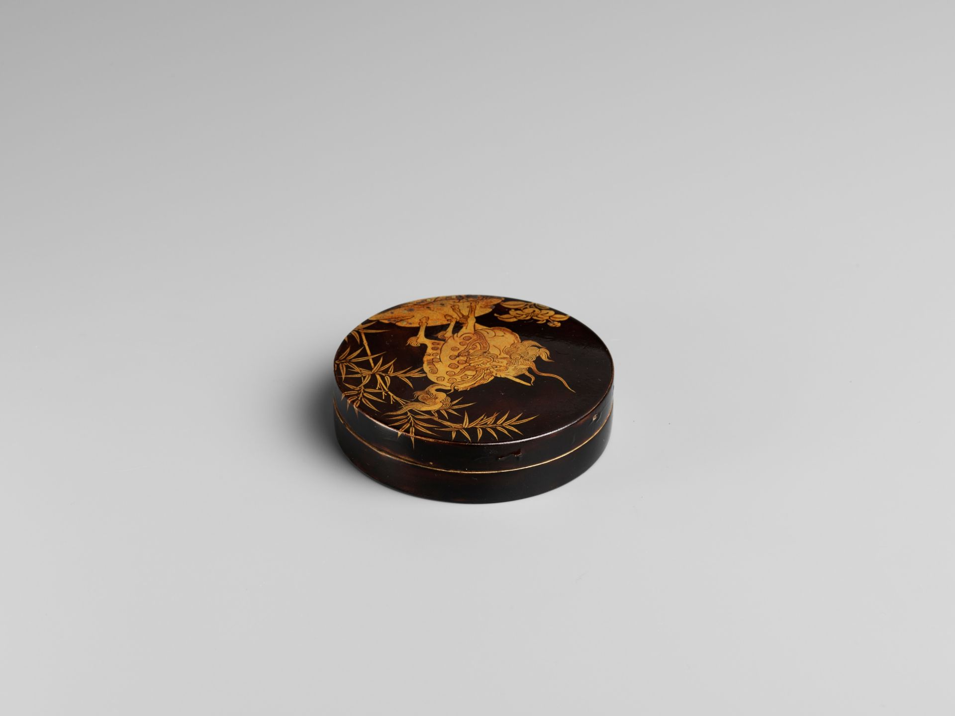 A RARE CIRCULAR LACQUER KOGO (INCENSE CONTAINER) WITH KIRIN - Image 6 of 7