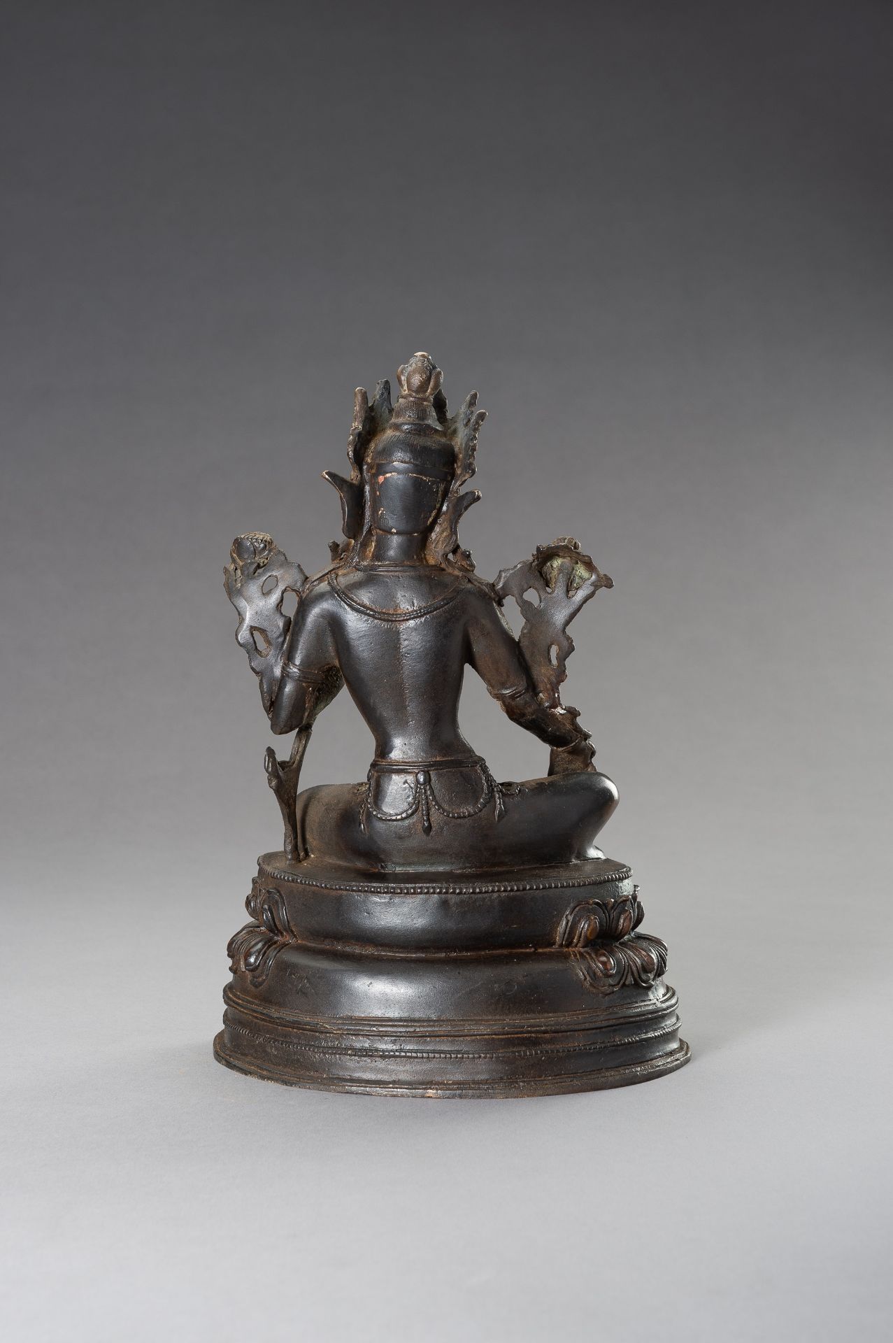 A BRONZE FIGURE OF TARA, 1900s - Bild 8 aus 9