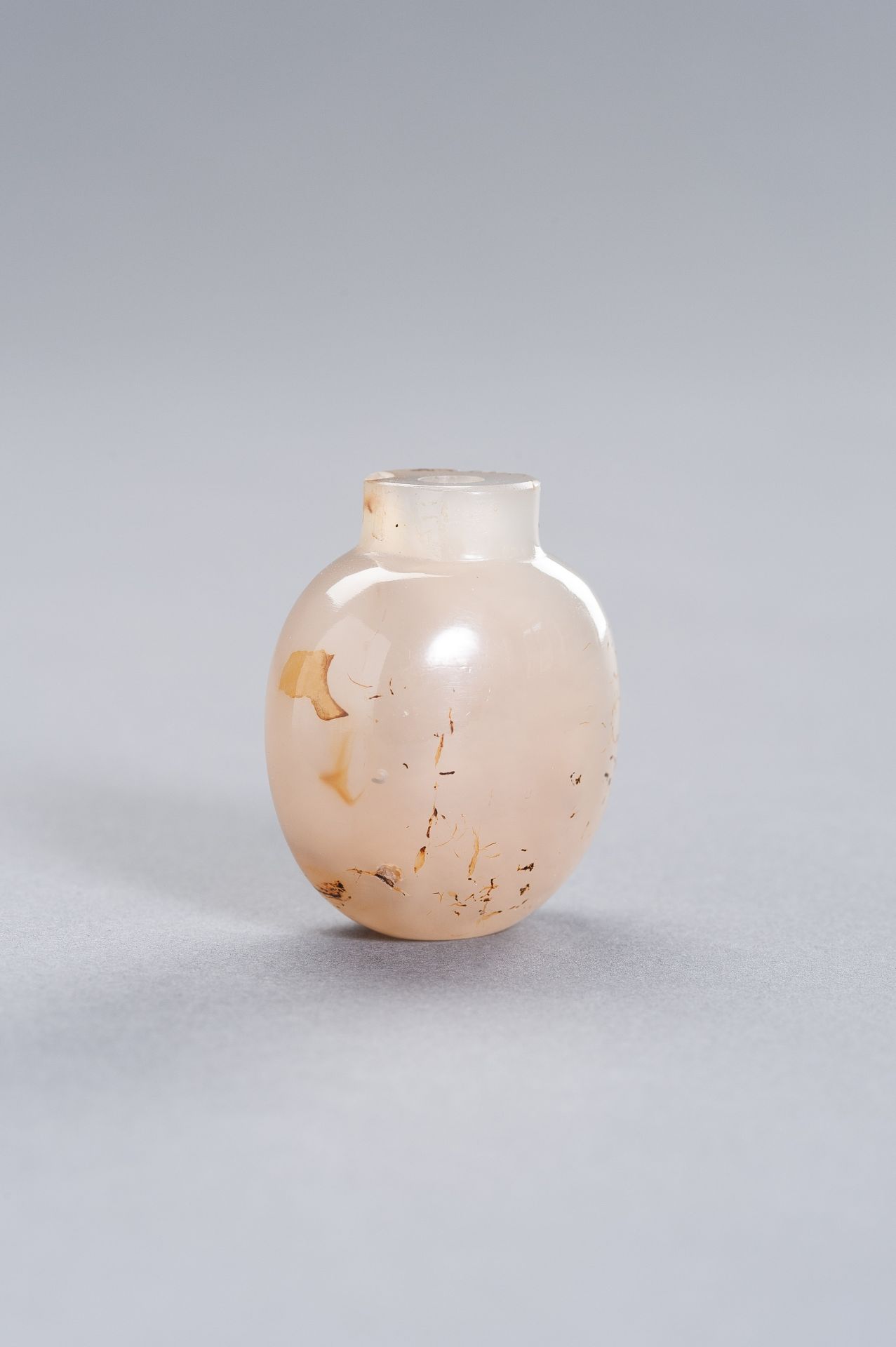 A SHADOW AGATE SNUFF BOTTLE, QING DYNASTY - Image 5 of 8