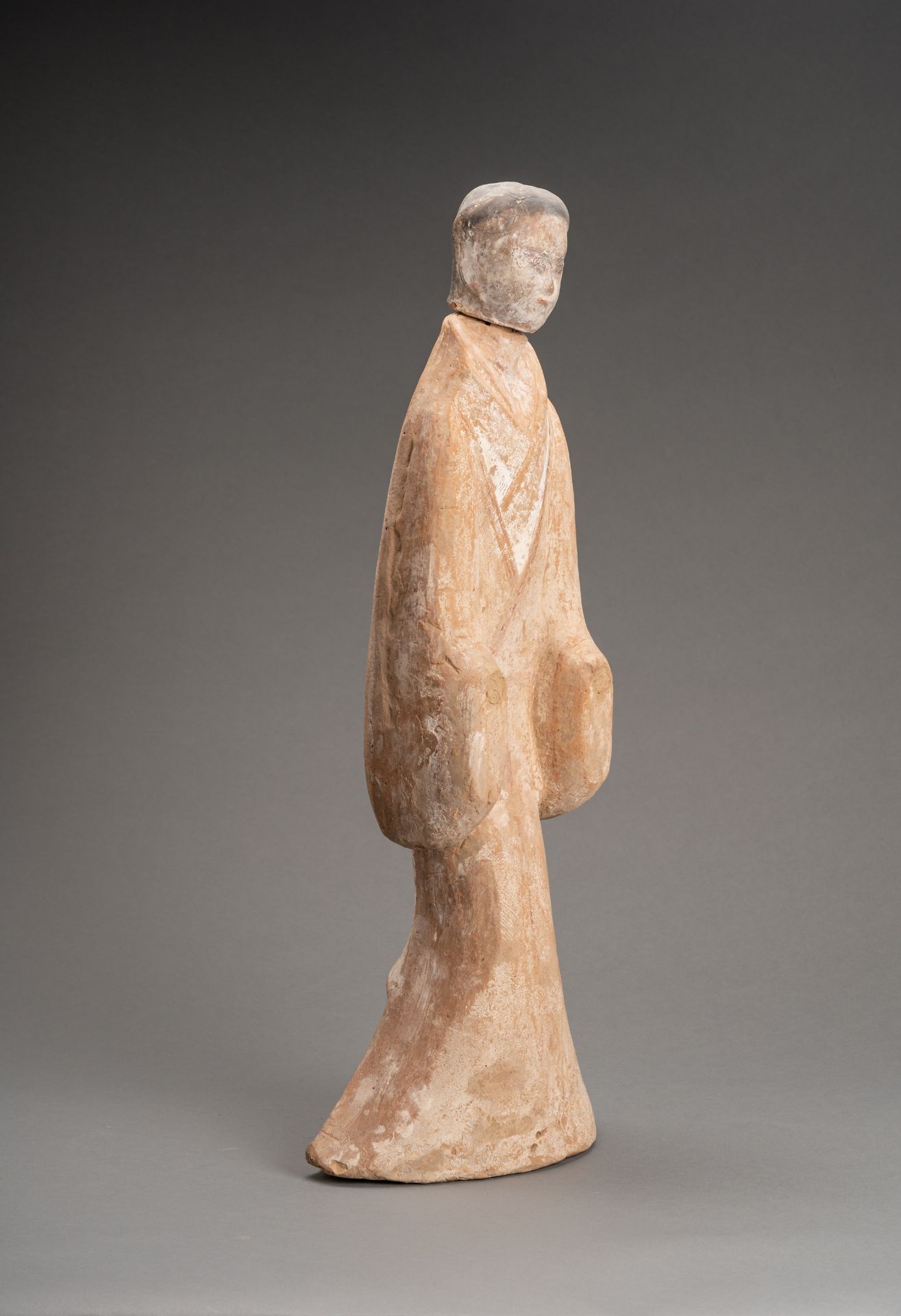 A PAINTED TERRACOTTA FIGURE OF A COURT LADY, HAN DYNASTY - Bild 2 aus 7