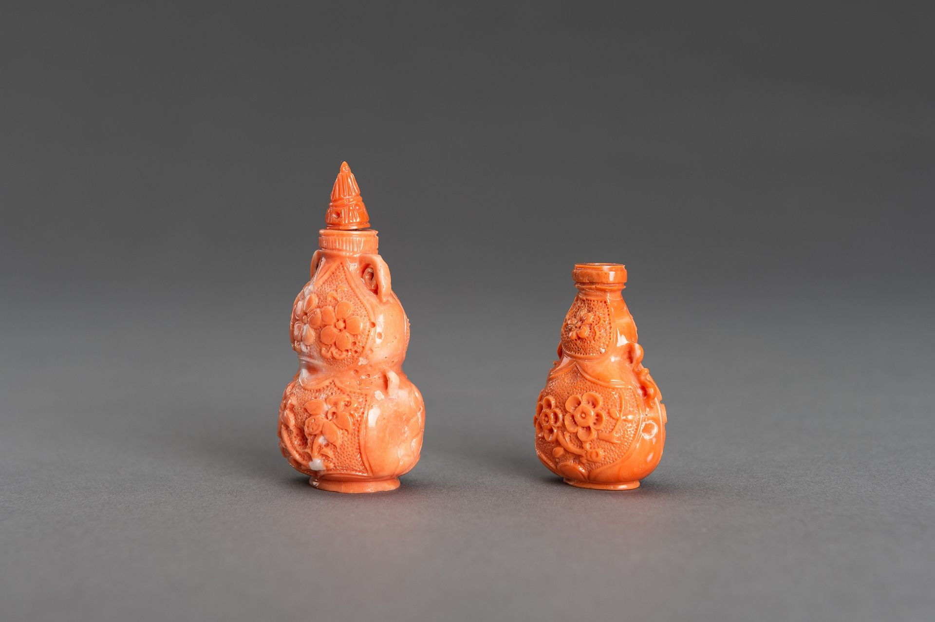 TWO CARVED MOMO CORAL SNUFF BOTTLES, c. 1920s - Bild 7 aus 15