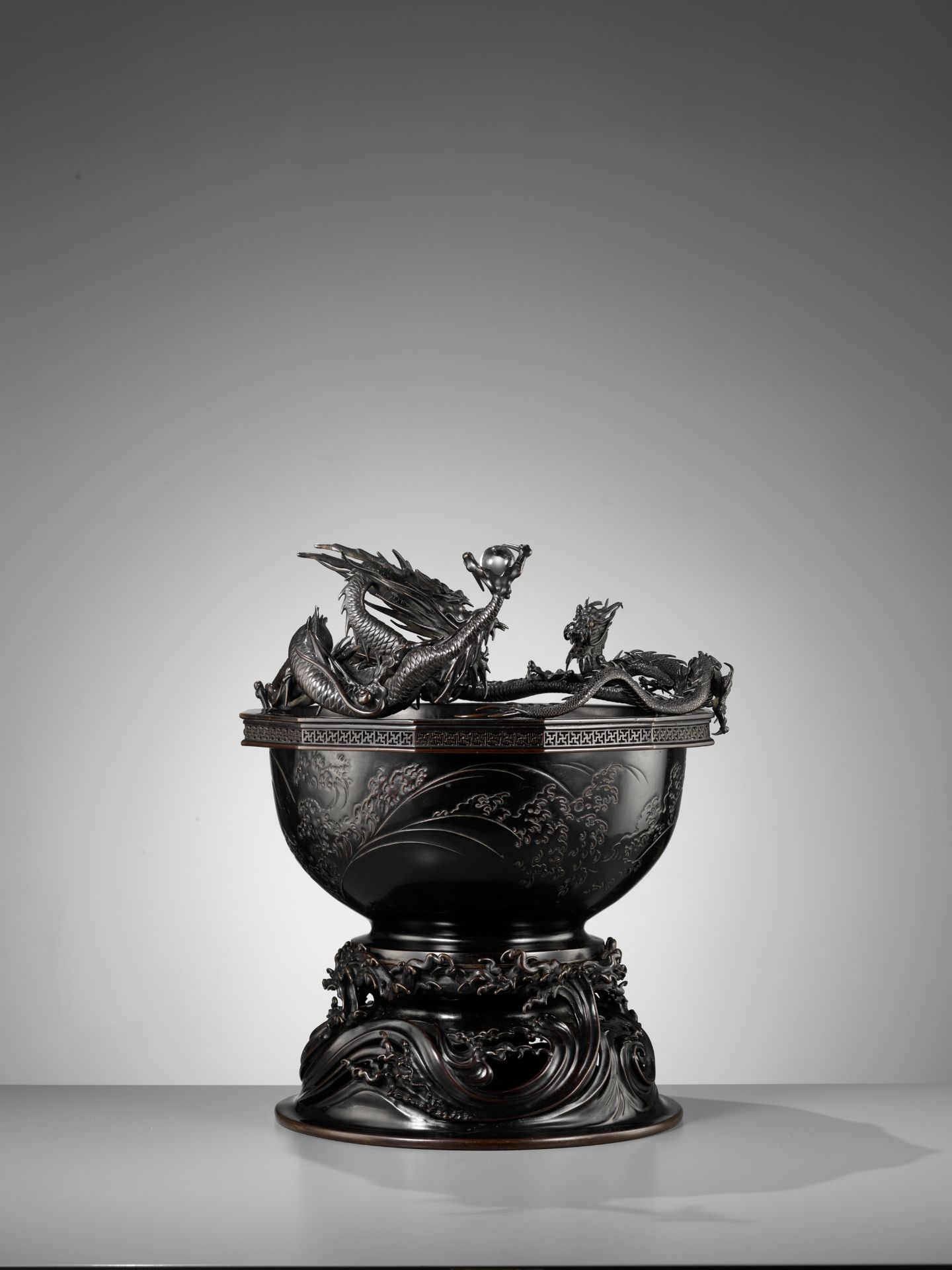 HIDEMITSU: A LARGE AND IMPRESSIVE BRONZE BOWL WITH TWO DRAGONS - Bild 11 aus 16