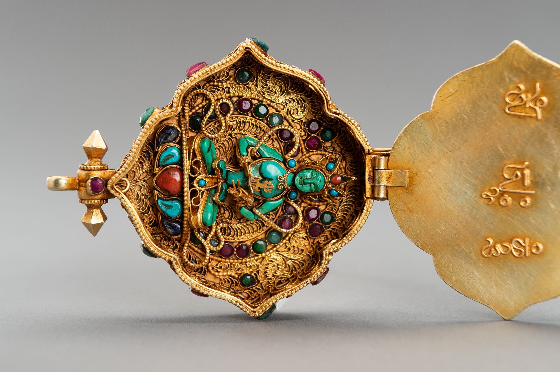 AN INLAID AND GILT AMULET-CONTAINER GAU WITH VAJRASATTVA - Image 12 of 17