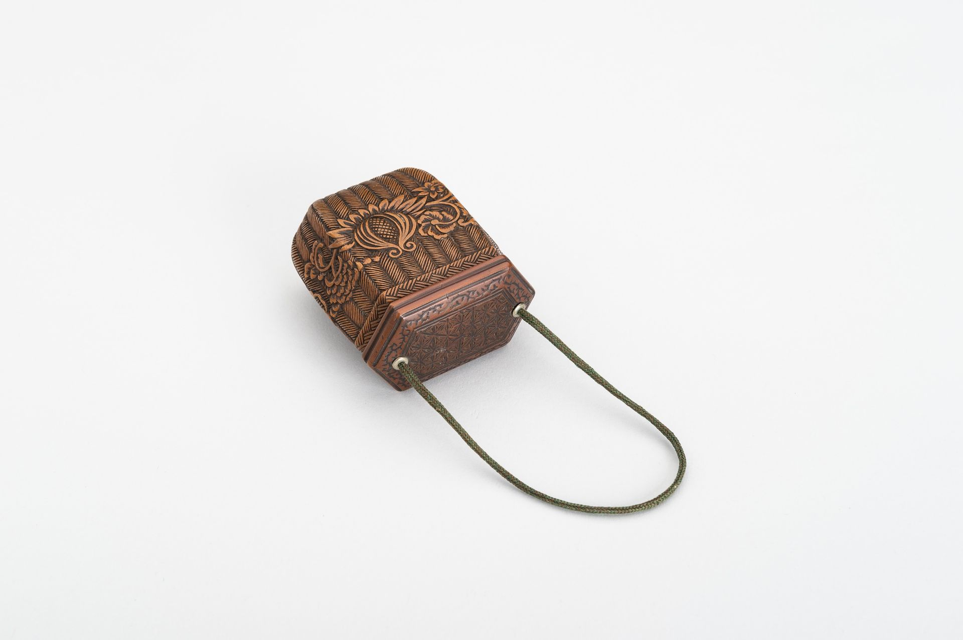 A MINIATURE BOXWOOD TONKOTSU IN SHAPE OF A WOVEN BASKET, EDO - Image 10 of 15