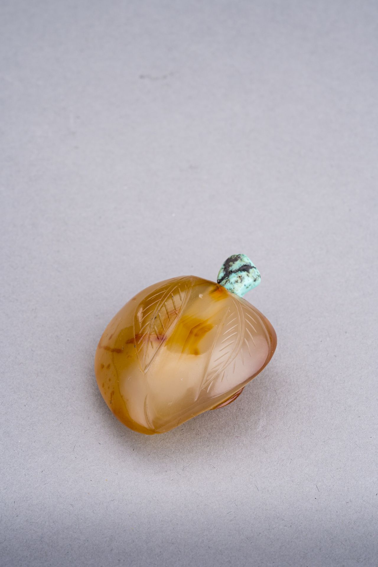 AN AGATE 'LONGEVITY PEACH' SNUFF BOTTLE, QING DYNASTY - Image 7 of 8