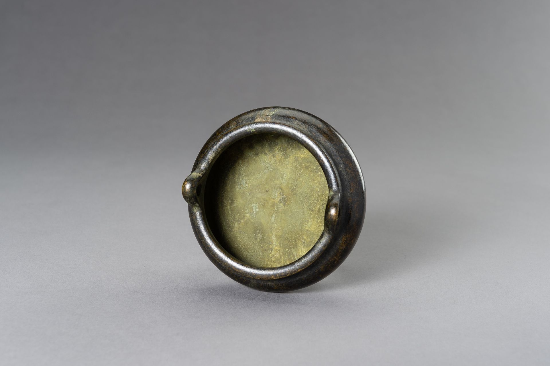 A SMALL BRONZE TRIPOD CENSER - Image 7 of 10