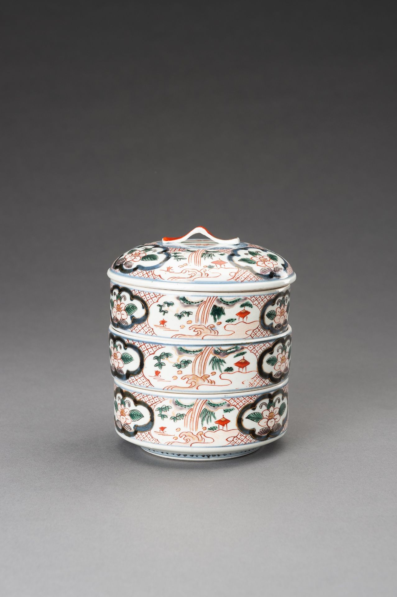 AN IMARI PORCELAIN THREE-CASE BOX WITH COVER, MEIJI - Bild 15 aus 17