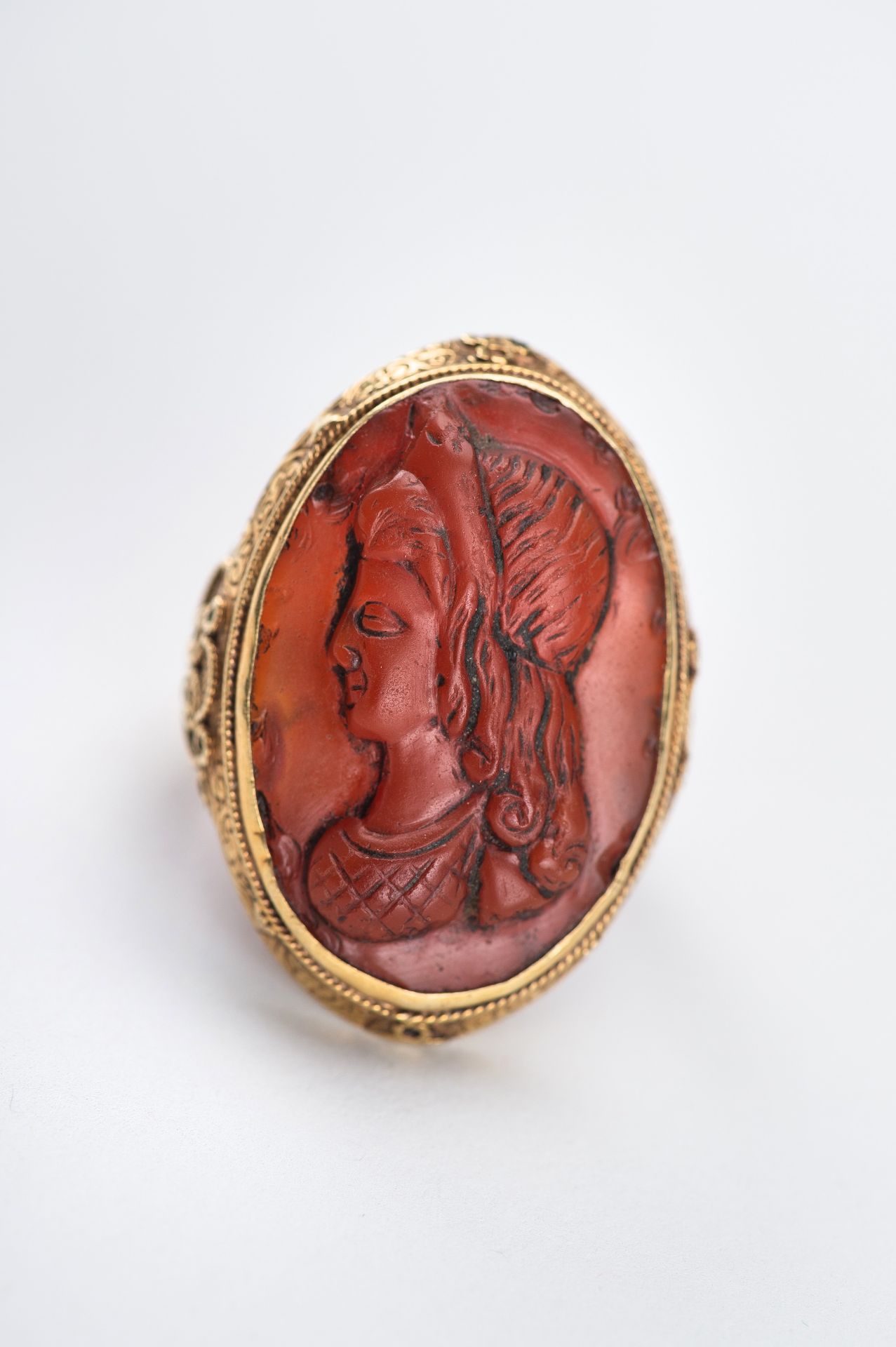 AN INDO-PERSIAN GOLD RING WITH CARNELIAN INTAGLIO