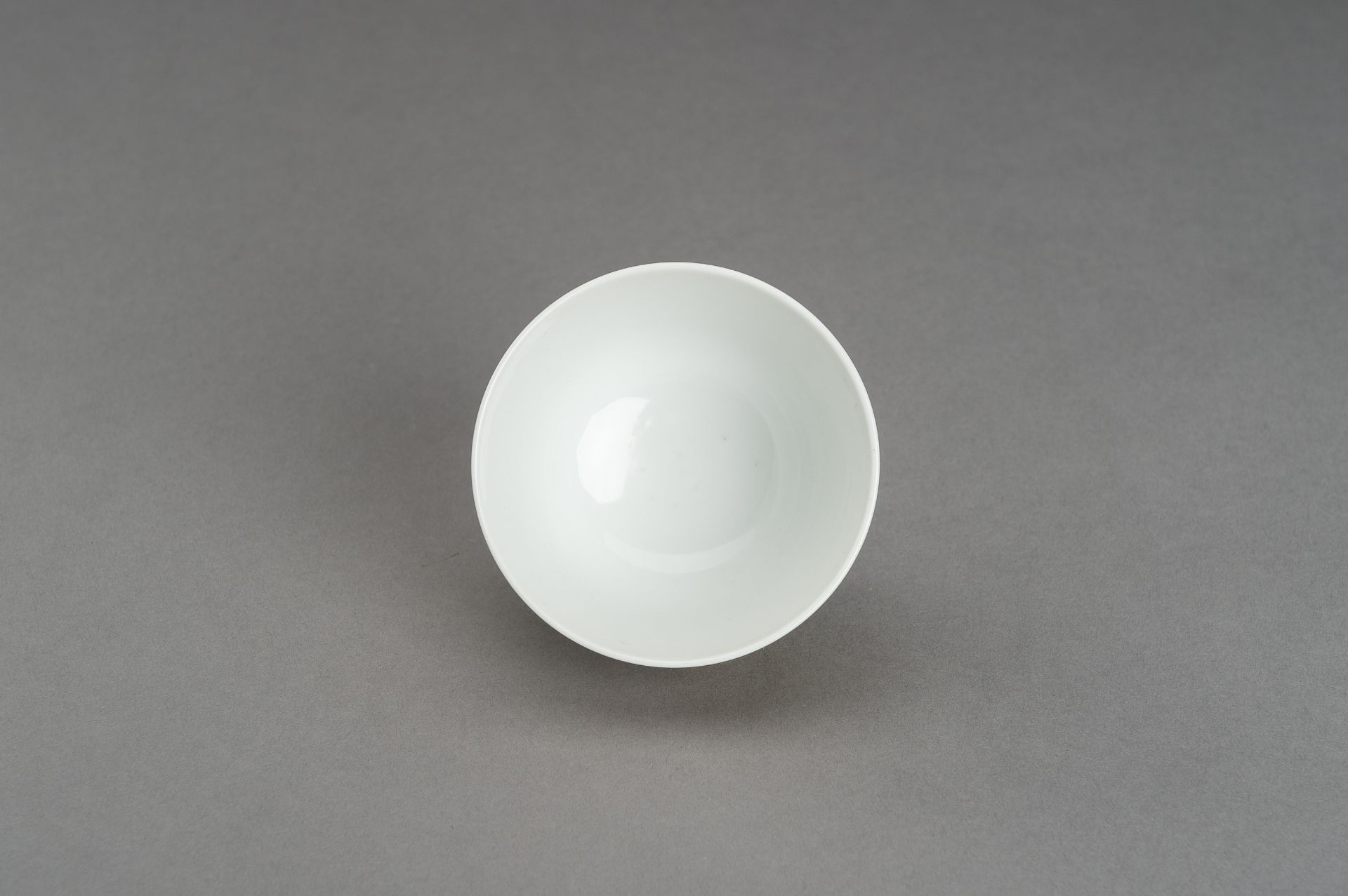 A CREAM GLAZED PORCELAIN CUP, YONGZHENG MARK - Bild 8 aus 11