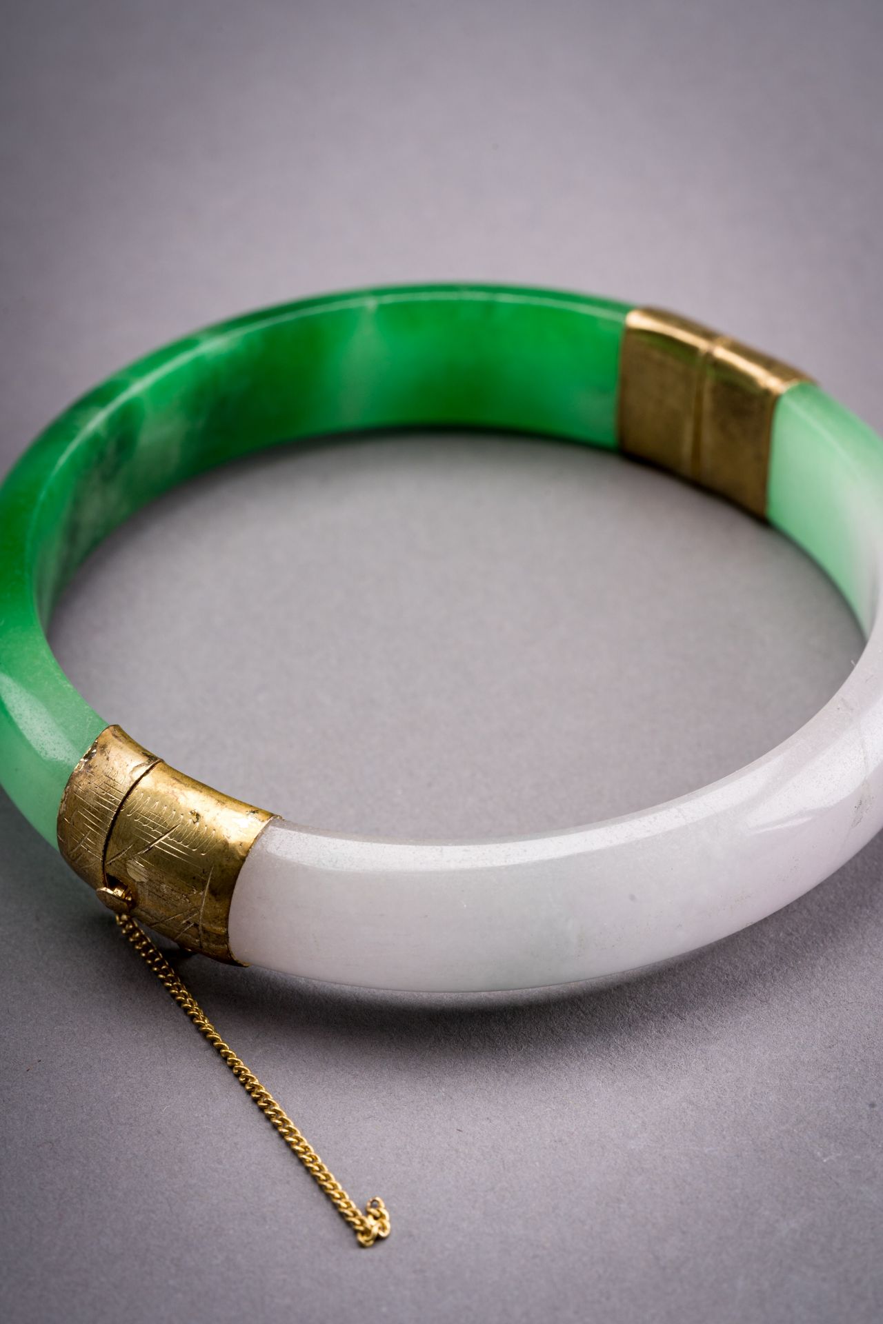 A PALE LAVENDER AND EMERALD GREEN JADEITE BANGLE - Image 4 of 7