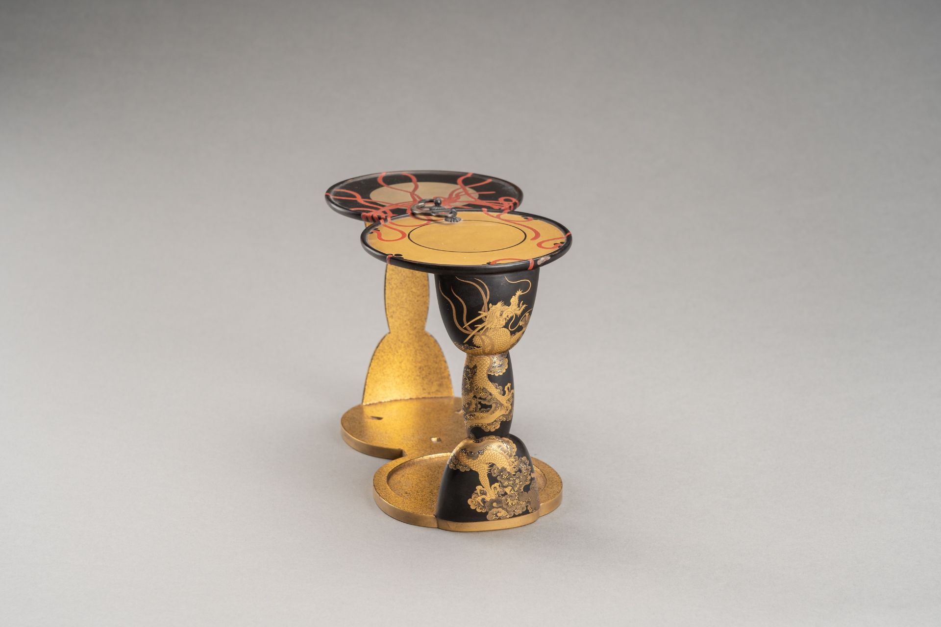 A LOT WITH A DRUM SHAPED LACQUERED SAKE SET AND A LACQUER BOX, 19th CENTURY - Image 7 of 12