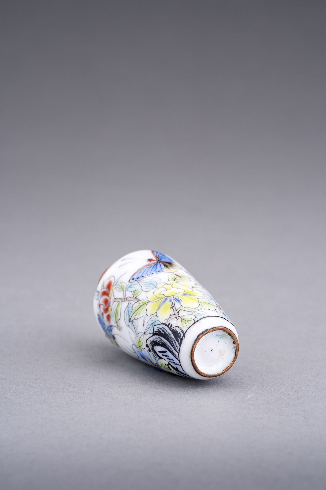 AN ENAMELED 'FLOWERS AND BUTTERFLIES' SNUFF BOTTLE, c. 1920s - Image 8 of 8