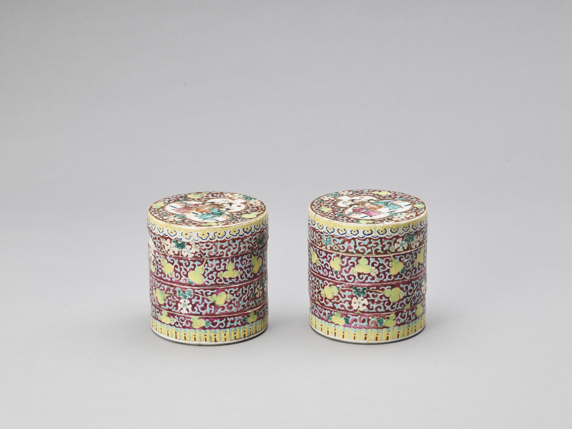 A PAIR OF THREE-TIERED ENAMELED PORCELAIN COSMETIC BOXES, REPUBLIC - Bild 2 aus 10