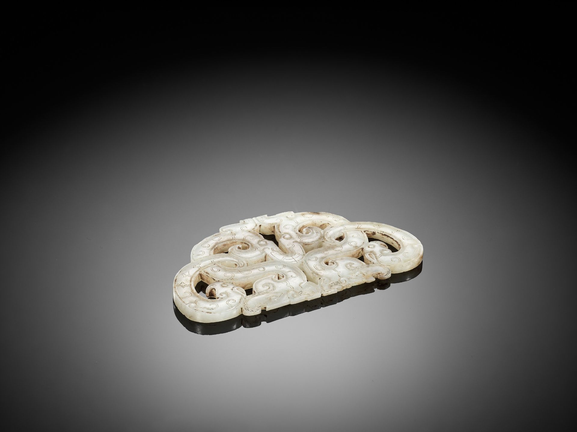 A FINE WHITE JADE PENDANT WITH TWO DRAGONS, EASTERN ZHOU - Image 3 of 5