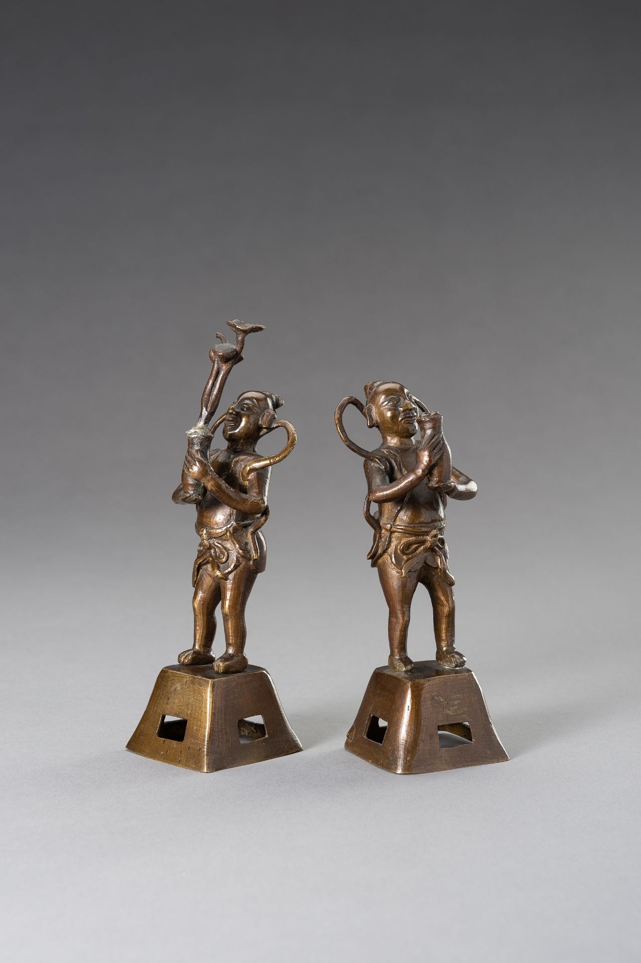 TWO BRONZE FIGURES OF BOYS HOLDING VASES - Bild 6 aus 9