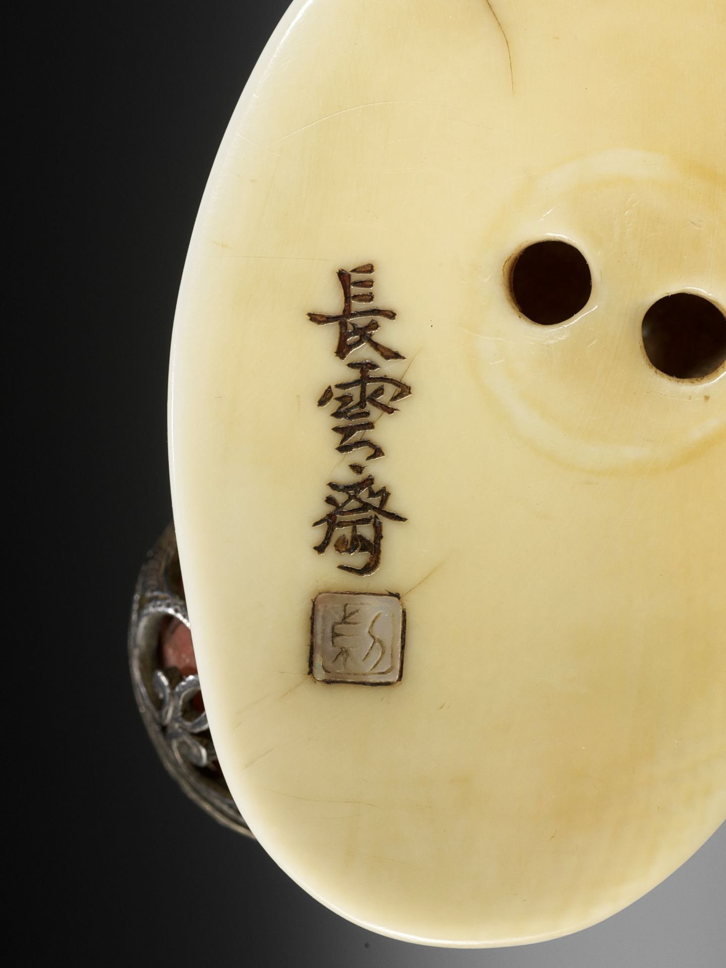 CHOUNSAI HIDECHIKA: A SUPERB IVORY NETSUKE OF A SHISHI WITH YOUNG AND BALL - Bild 13 aus 14