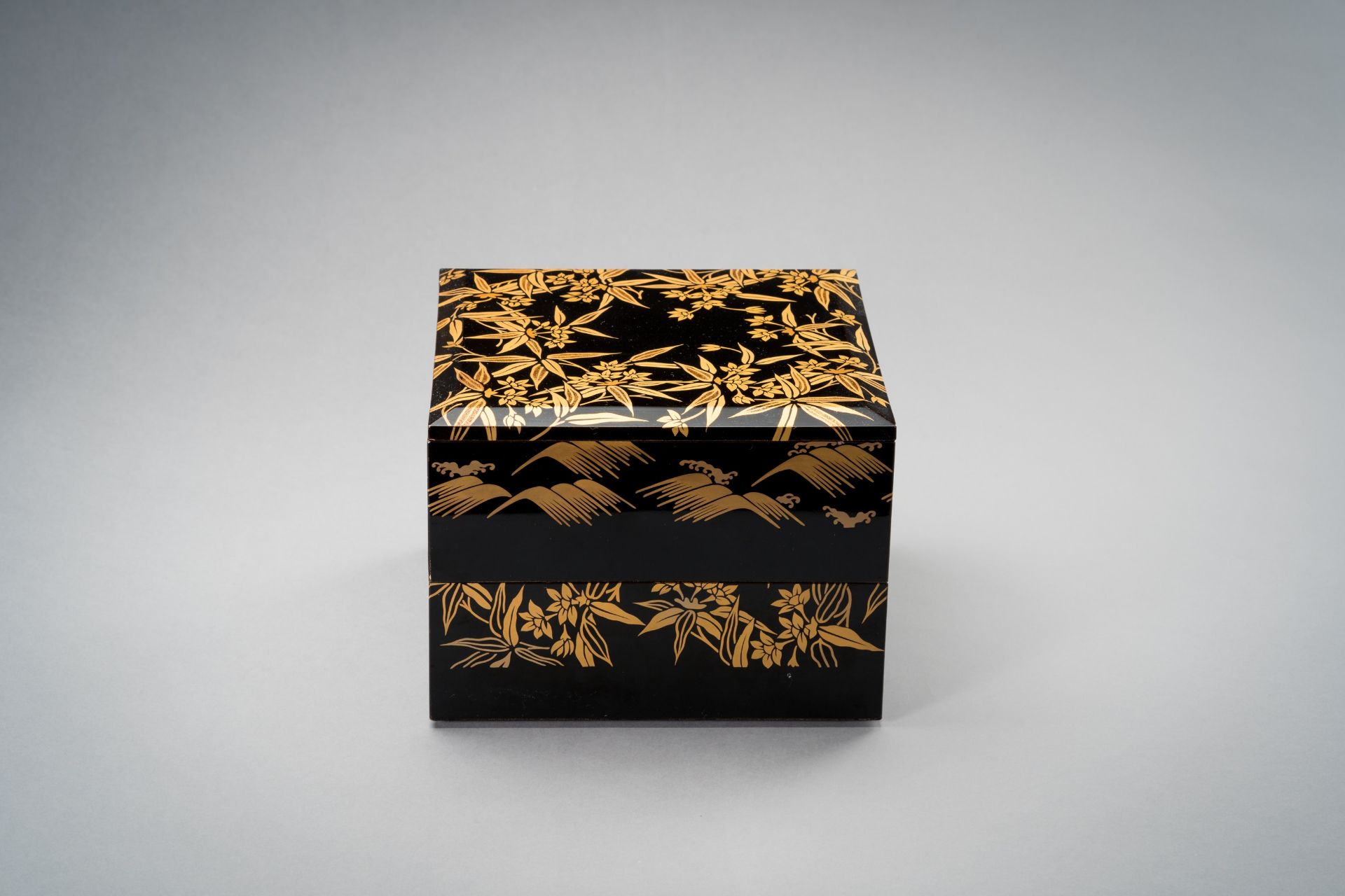 A LACQUER BOX AND COVER WITH FLOWERS, EARLY TAISHO - Bild 2 aus 7