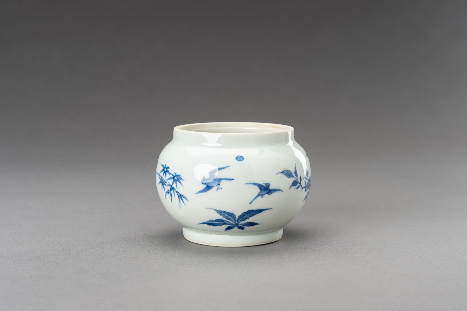 A BLUE AND WHITE 'FLOWERS AND BIRDS' PORCELAIN VASE, c. 1920s - Image 2 of 13