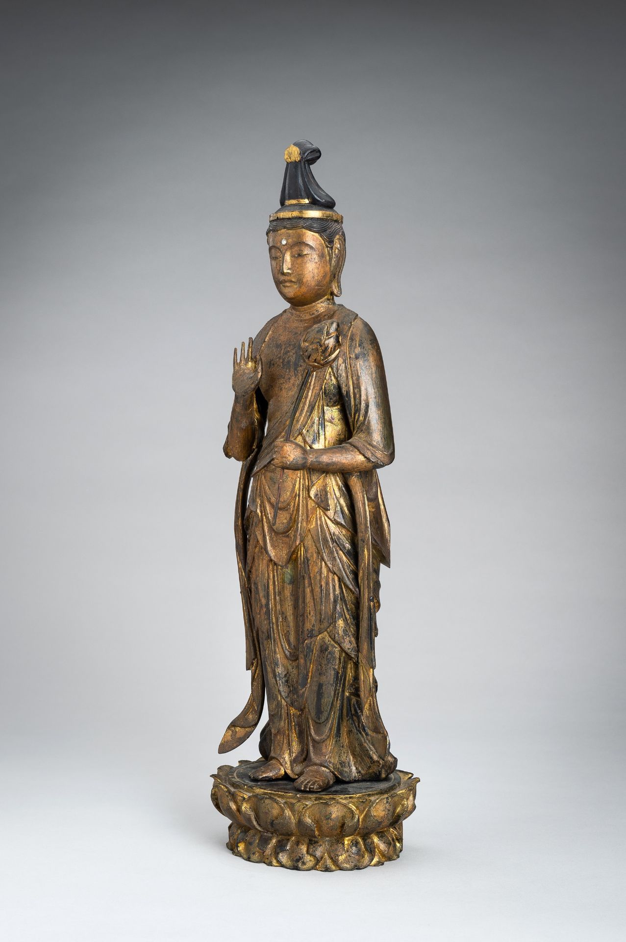 A GILT LACQUERED WOOD FIGURE OF SEISHI BOSATSU, EDO - Bild 4 aus 14