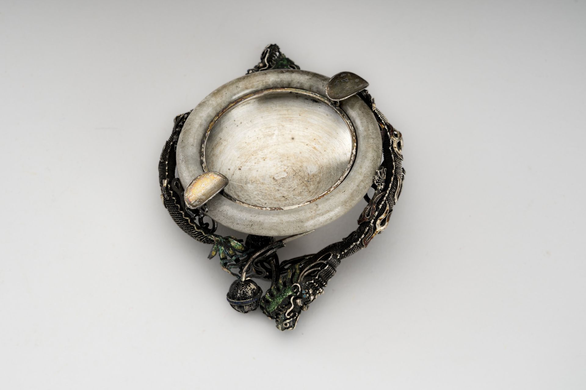 A SILVER AND JADE 'DRAGONS' ASHTRAY, c. 1920s - Bild 2 aus 8