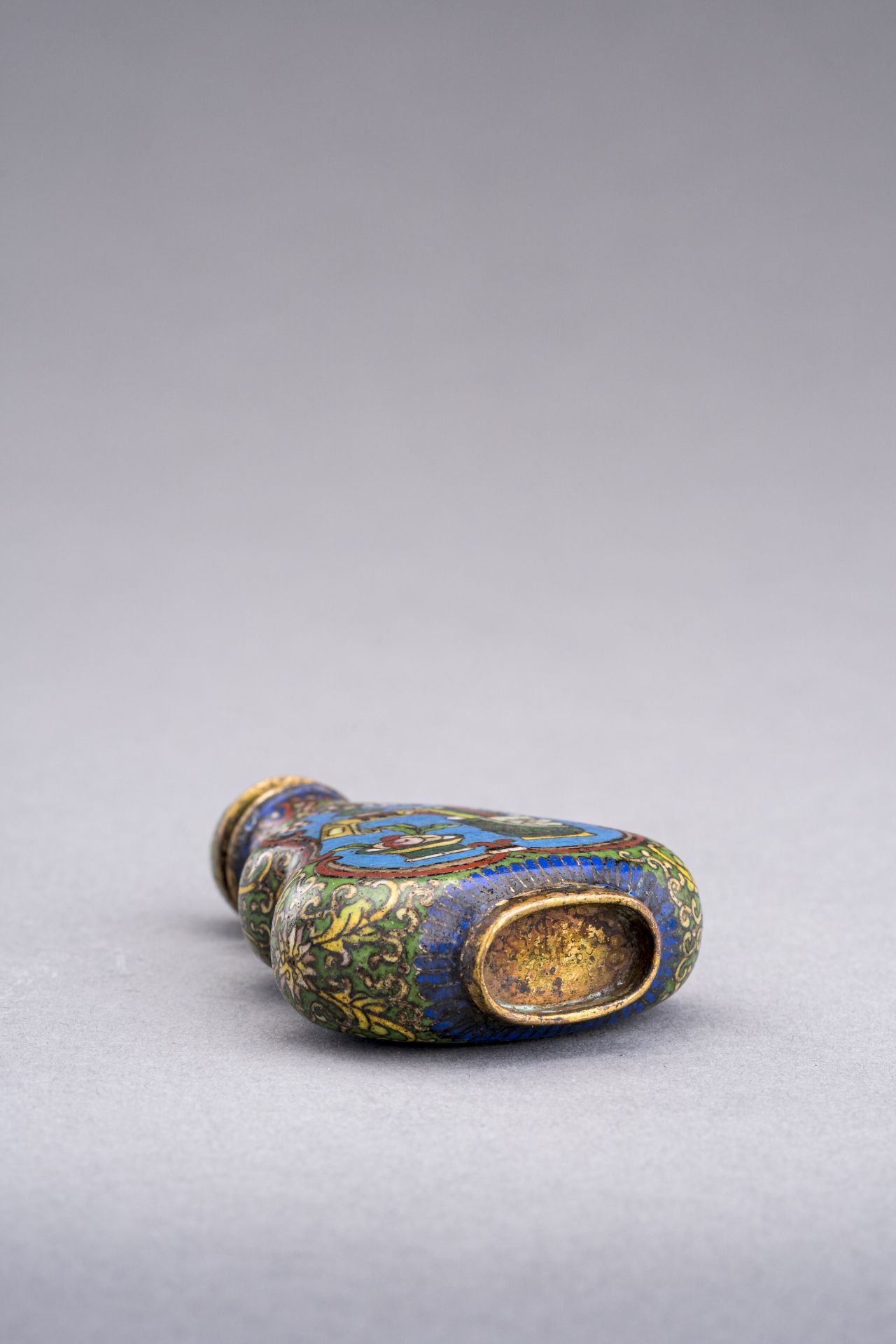 A DOUBLE-GOURD CLOISSONNE SNUFF BOTTLE, QING DYNASTY - Image 6 of 6
