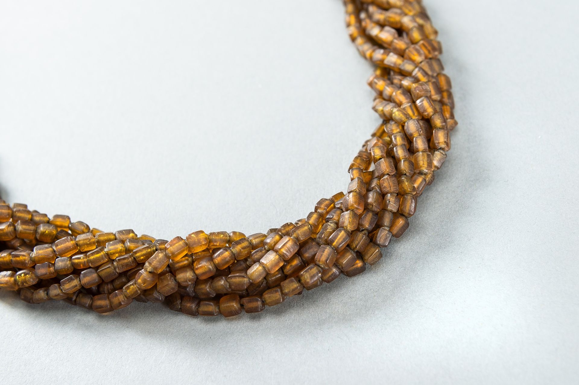 A WESTERN ASIATIC AMBER GLASS NECKLACE - Image 2 of 9